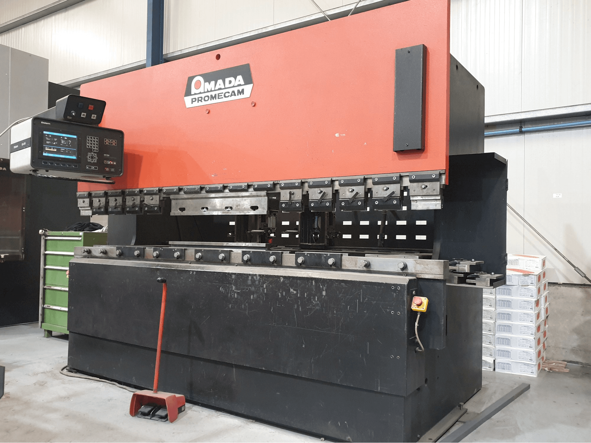 AMADA-maskinen sedd från vänsterAPX 3000 X 100 T