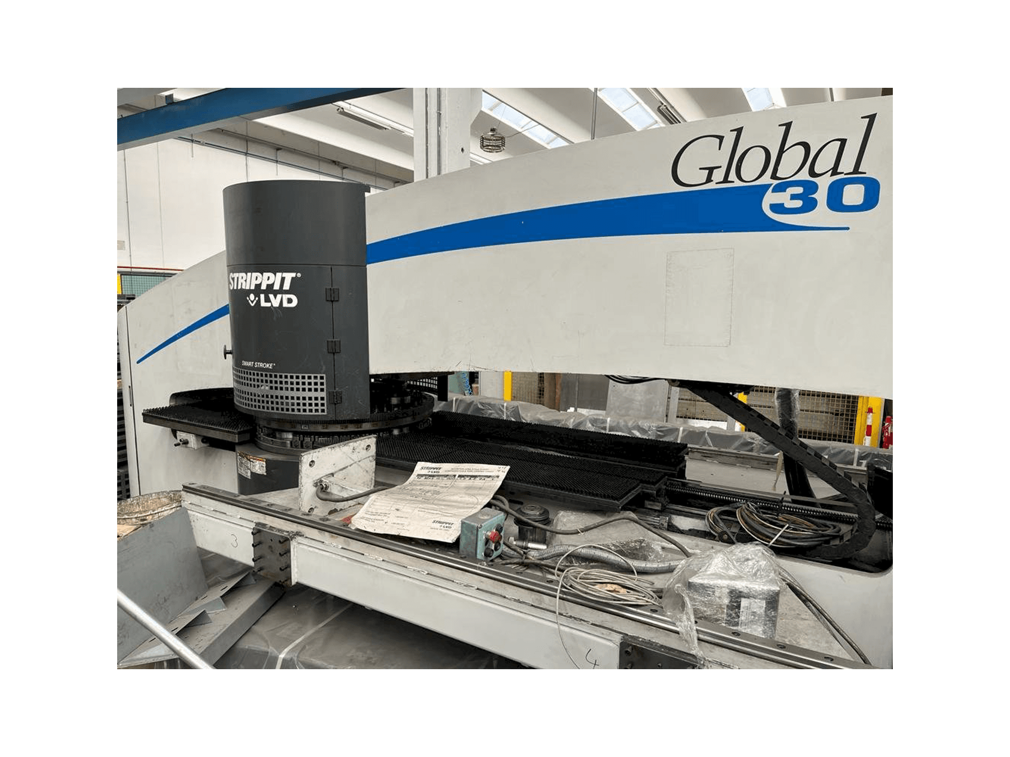 LVD Strippit Global 30 1525-maskinen framifrån