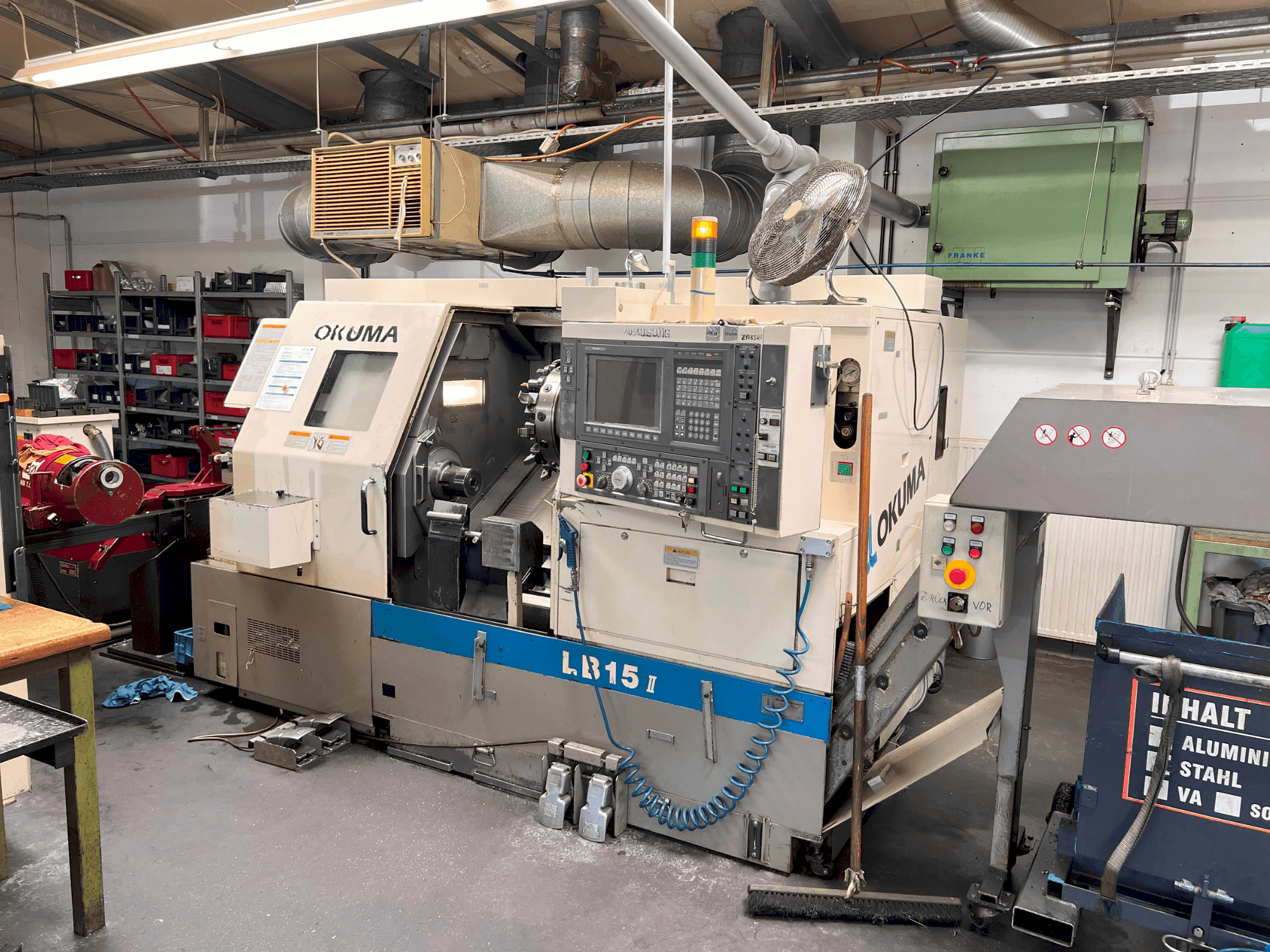 Okuma LB15II-maskinen framifrån