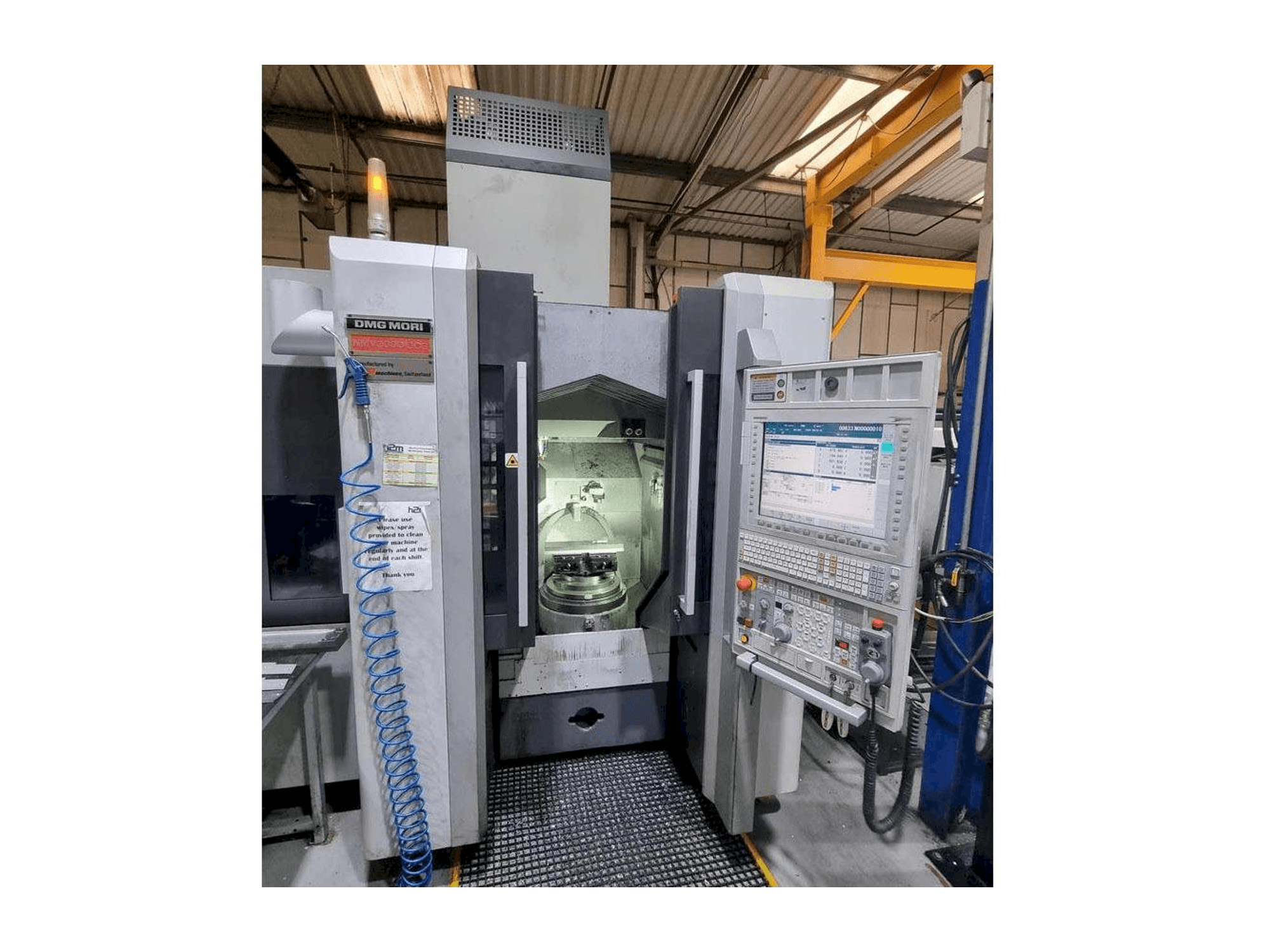 DMG MORI NMV3000 DCG-maskinen framifrån