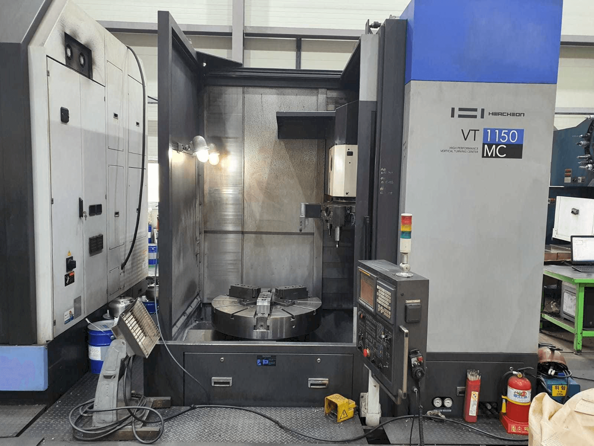 HWACHEON VT 1150 MC-maskinen framifrån