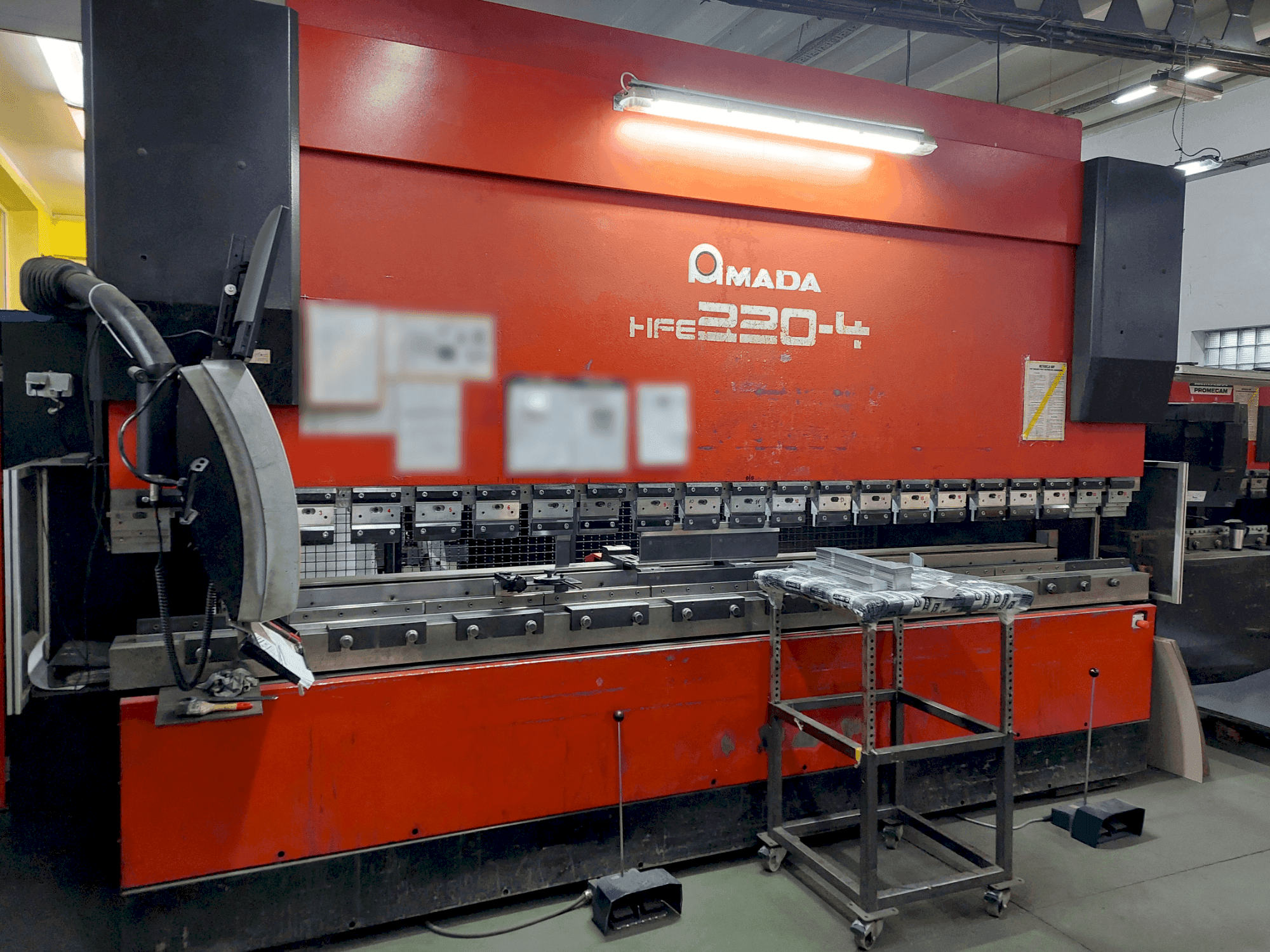 AMADA HFE 220-4-maskinen framifrån