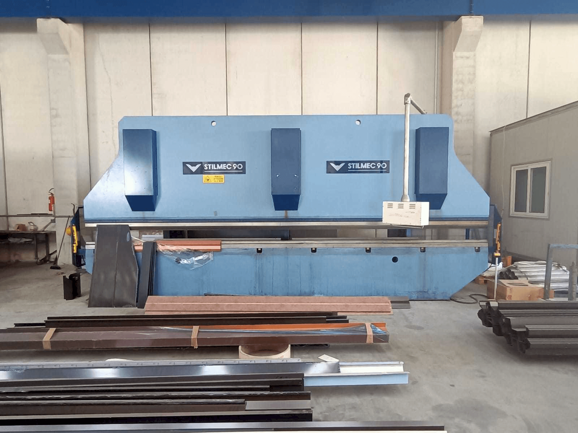 Stillmec 90 6500 x 200 ton-maskinen framifrån