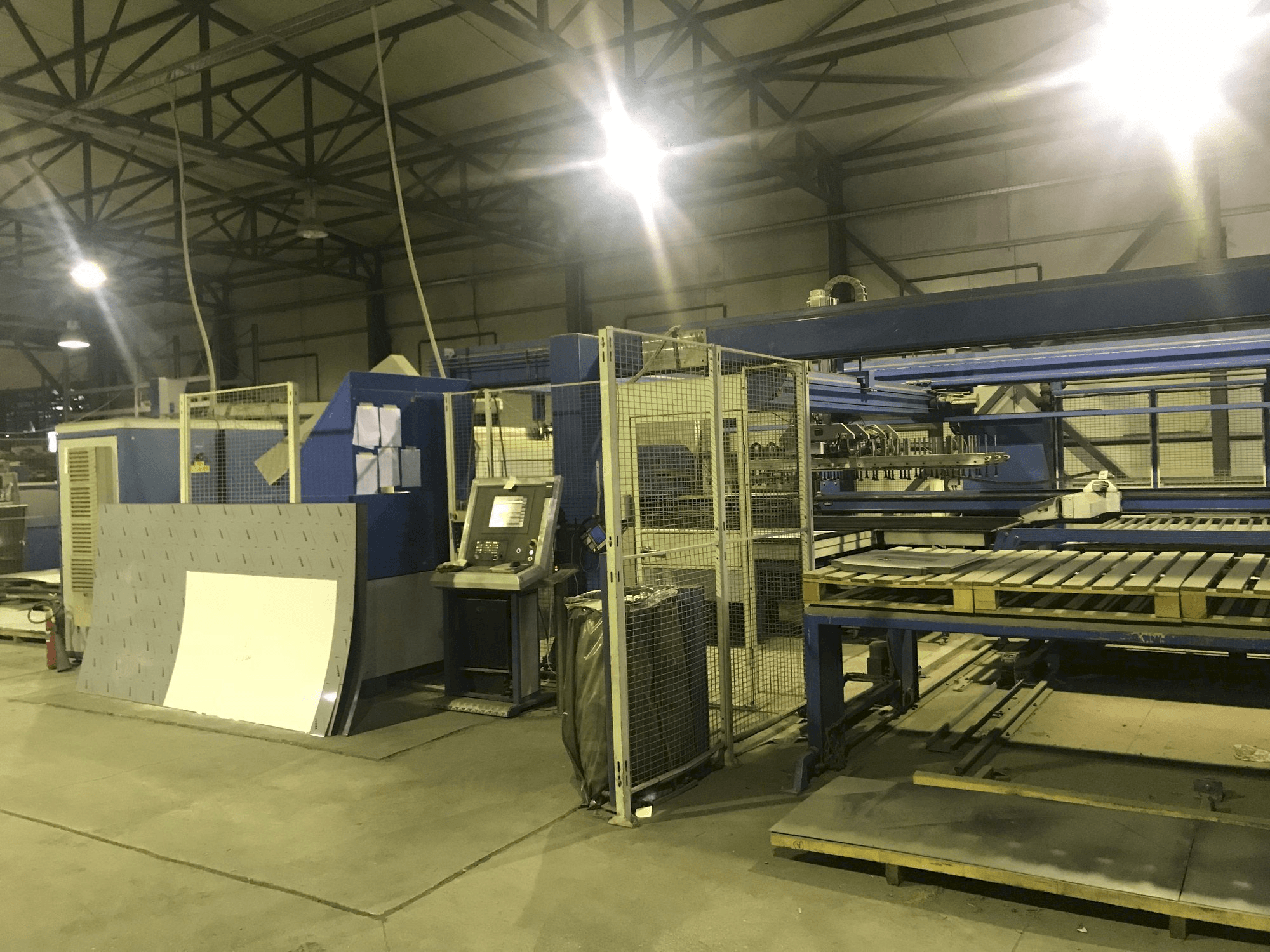 Finn-Power LP6-maskinen framifrån