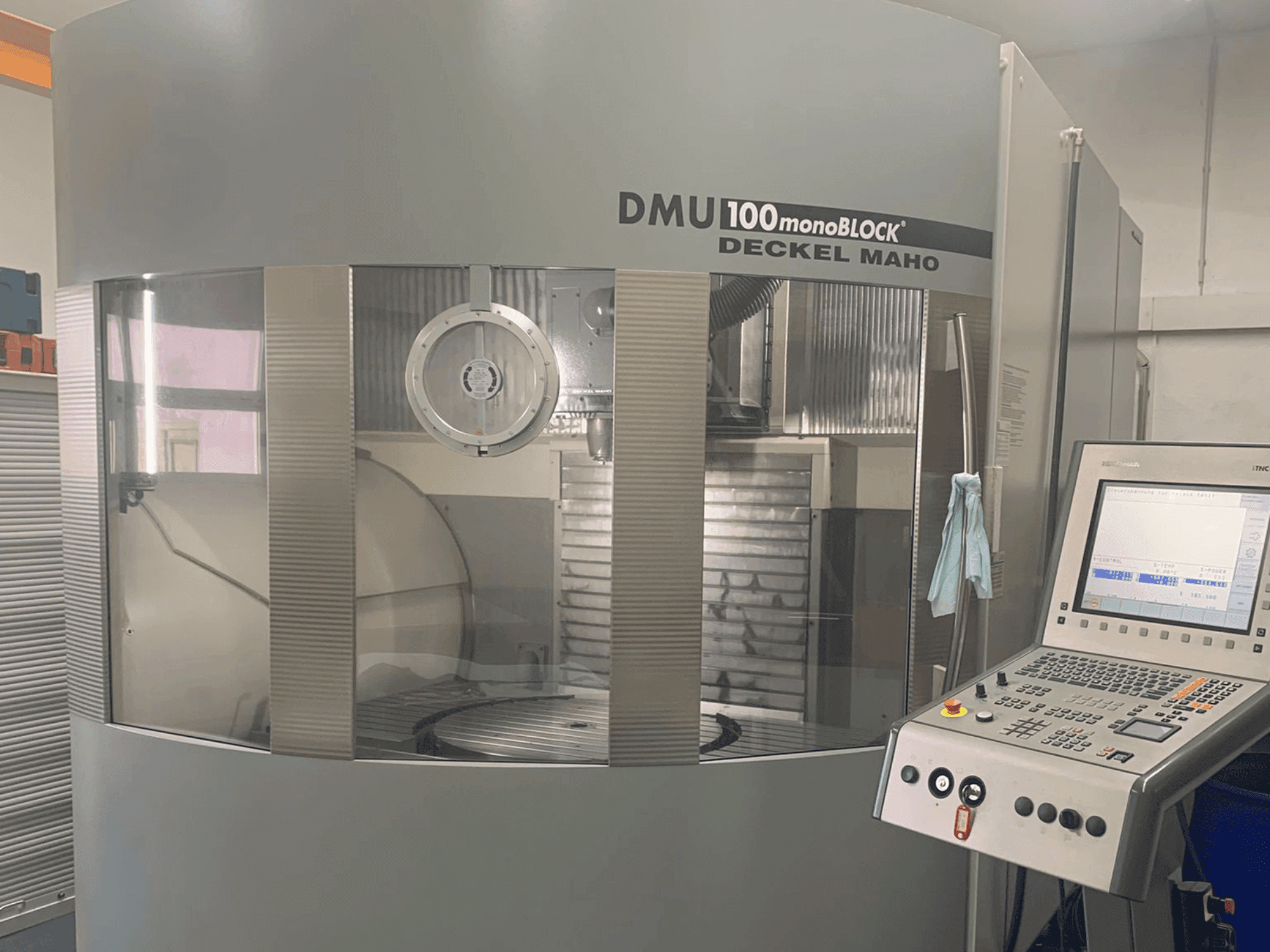 DMG DECKEL MAHO 100T Monoblock-maskinen framifrån