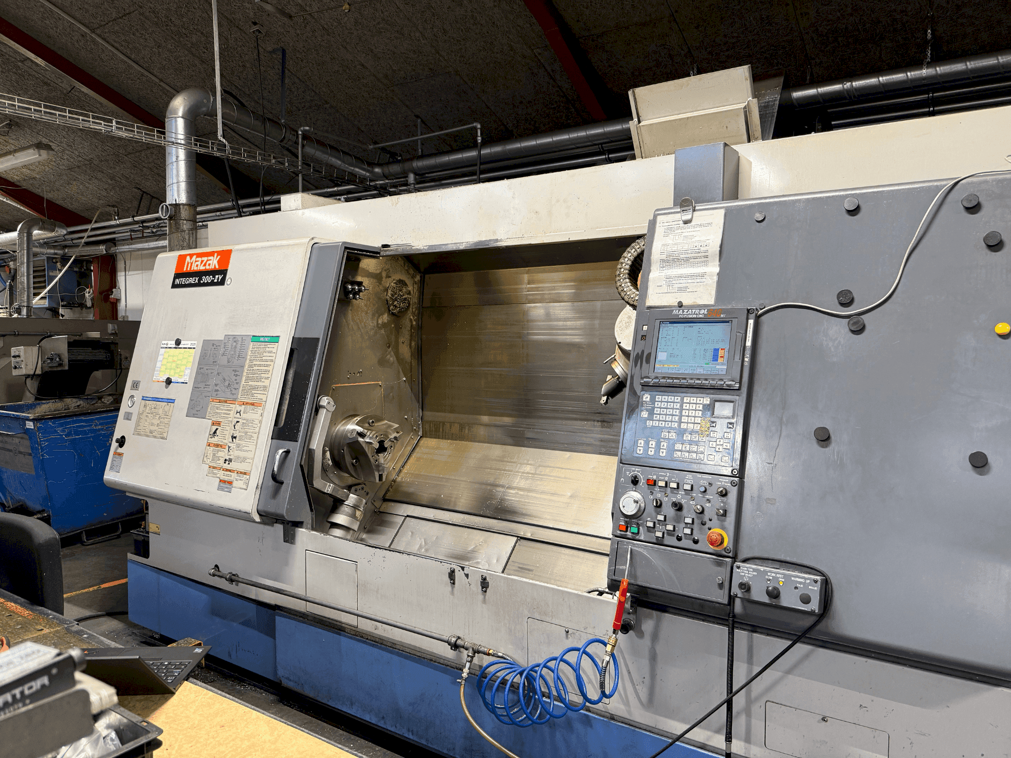 Mazak Integrex 300-IIY (2002)-maskinen framifrån