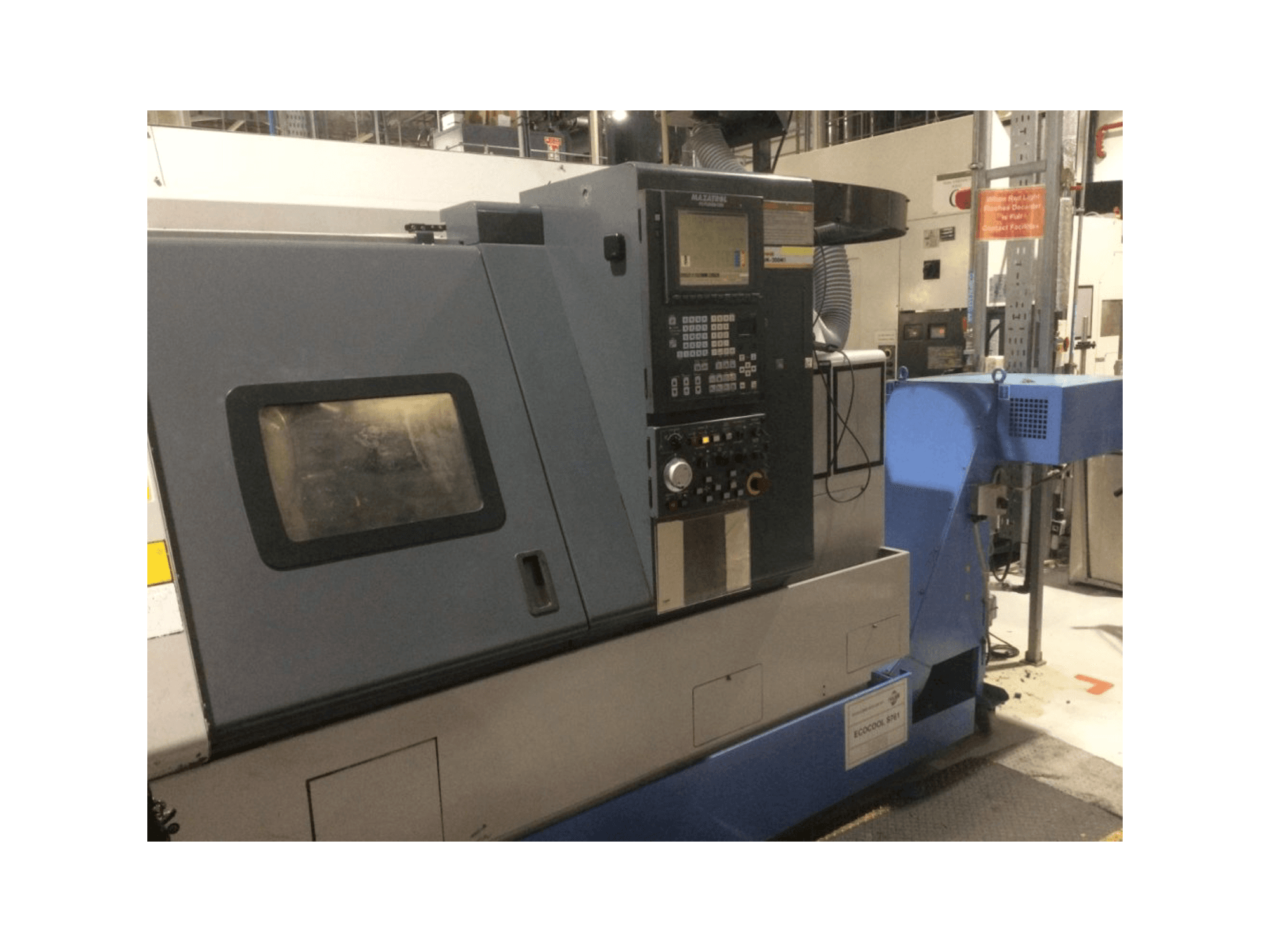 Mazak Super Quick Turn 200M-maskinen sedd från vänster sida
