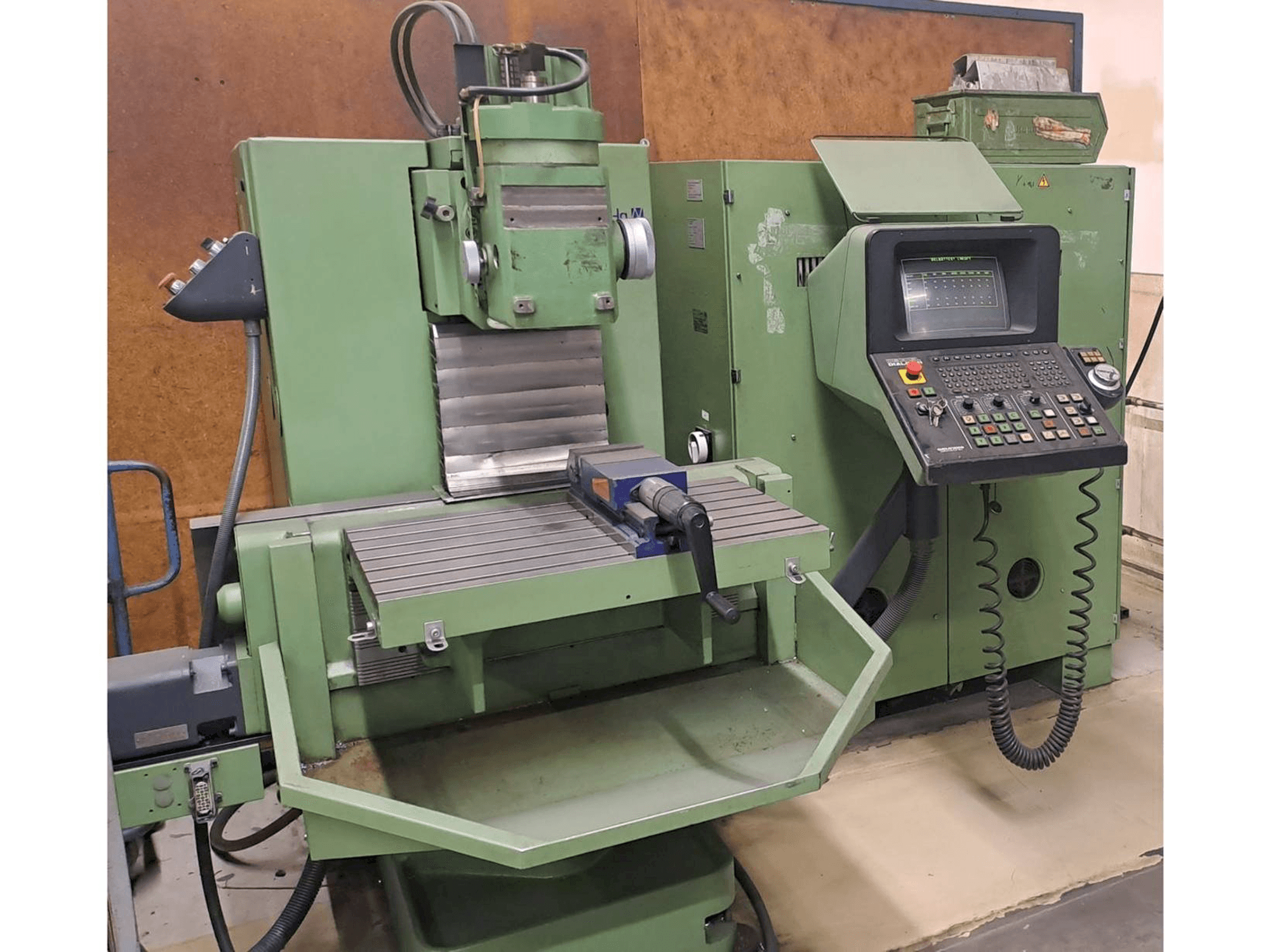 DECKEL FP3NC-maskinen framifrån