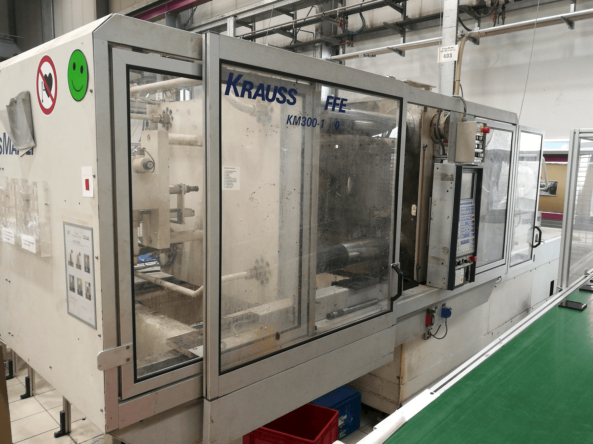 Krauss Maffei-maskinen sedd från vänsterKM 300-1400 C2