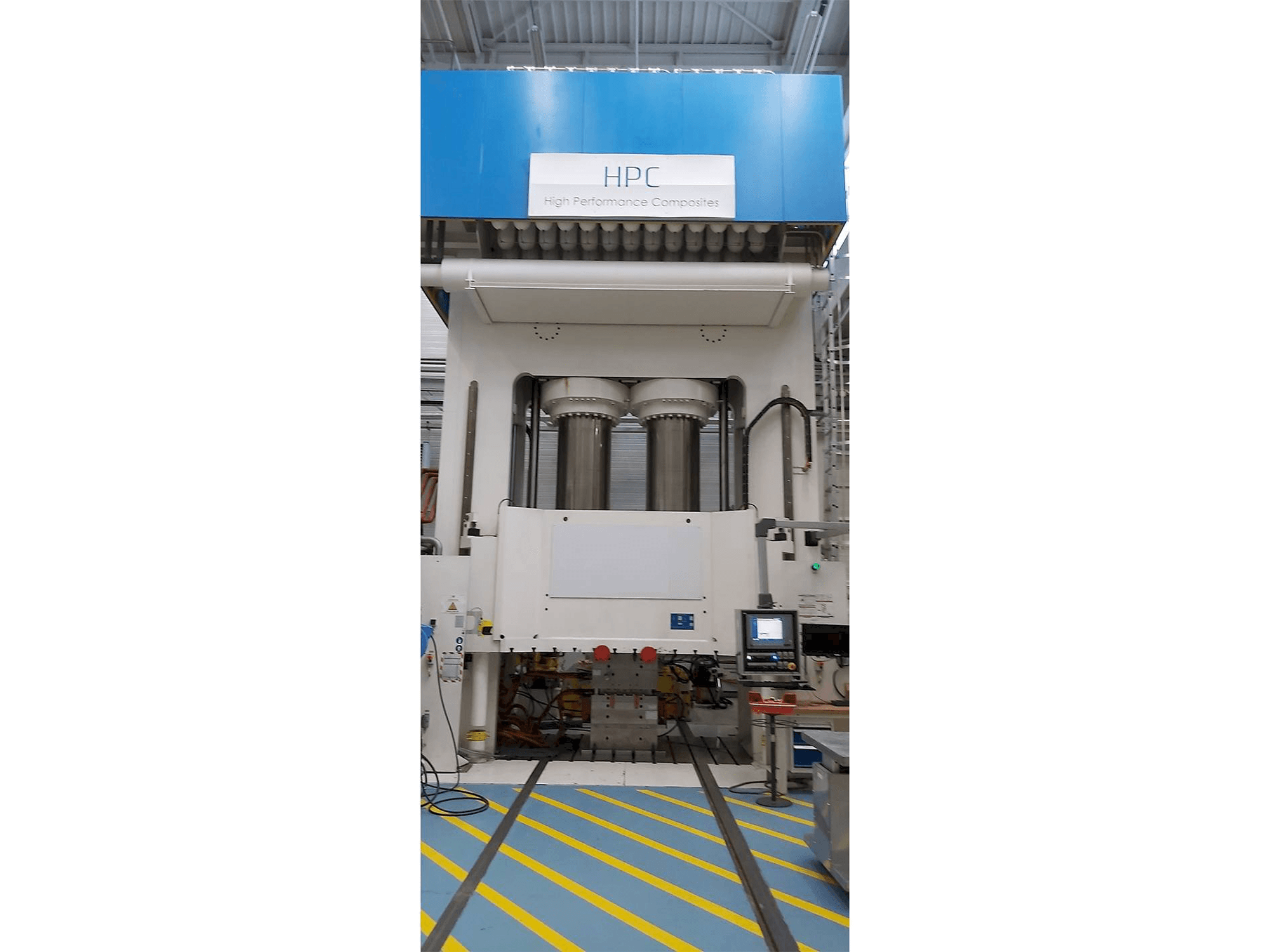 Dieffenbacher 2500 Ton-maskinen framifrån