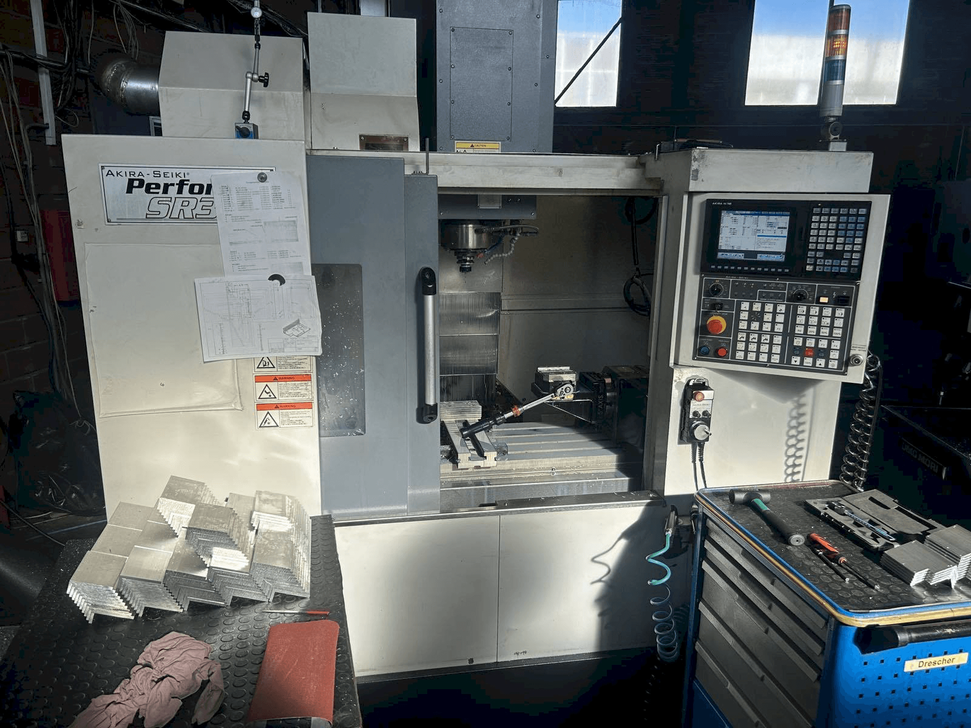 Akira Seiki SR3AXP-maskinen framifrån