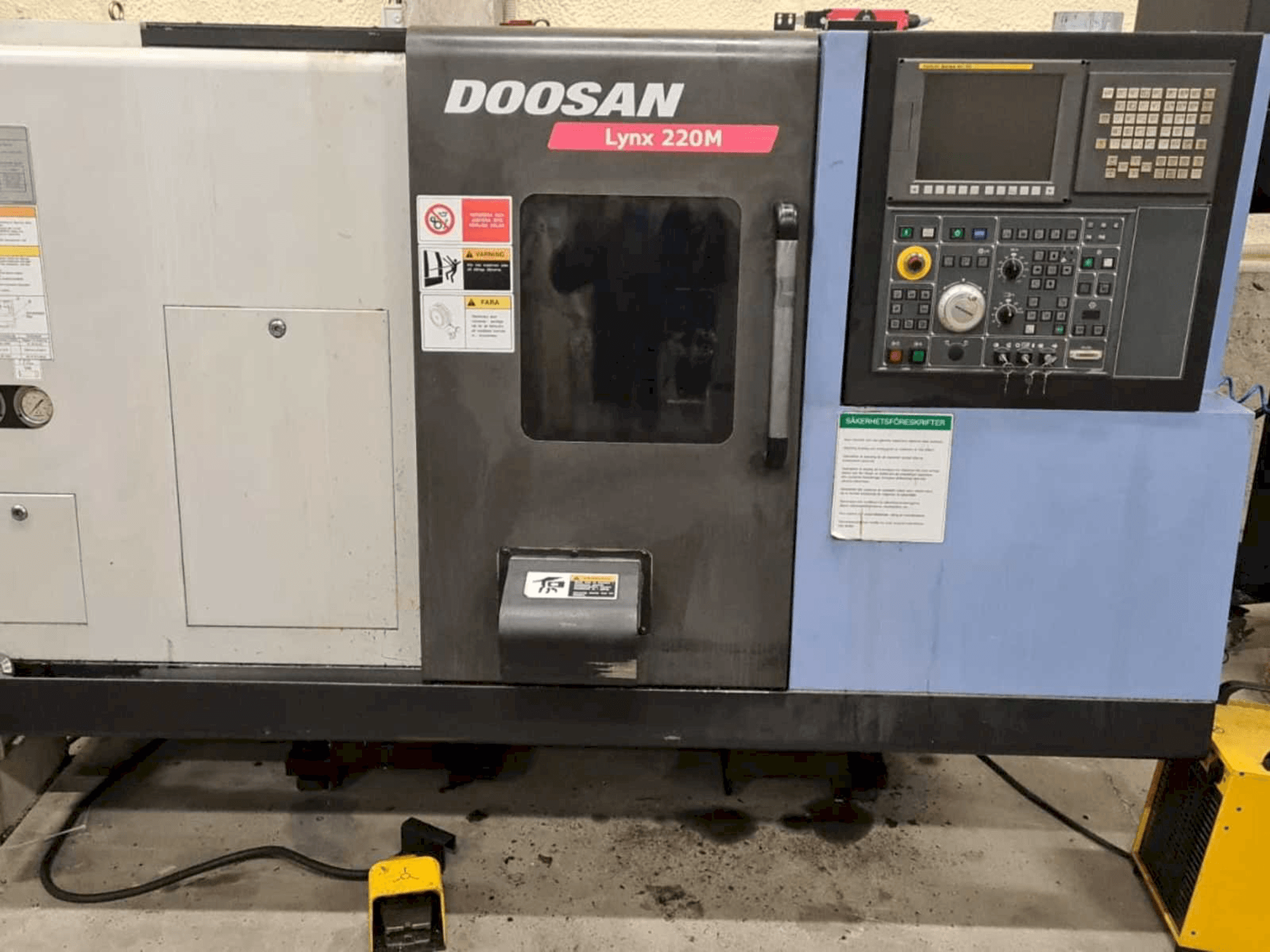 Doosan Lynx 220MA + bar feeder LNS Express-maskinen framifrån