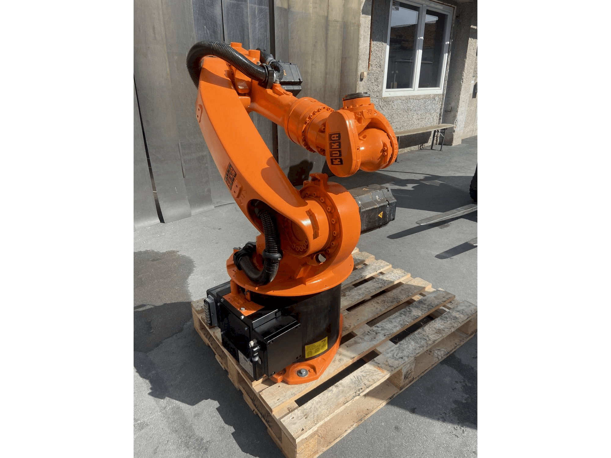 KUKA Kr16-maskinen framifrån