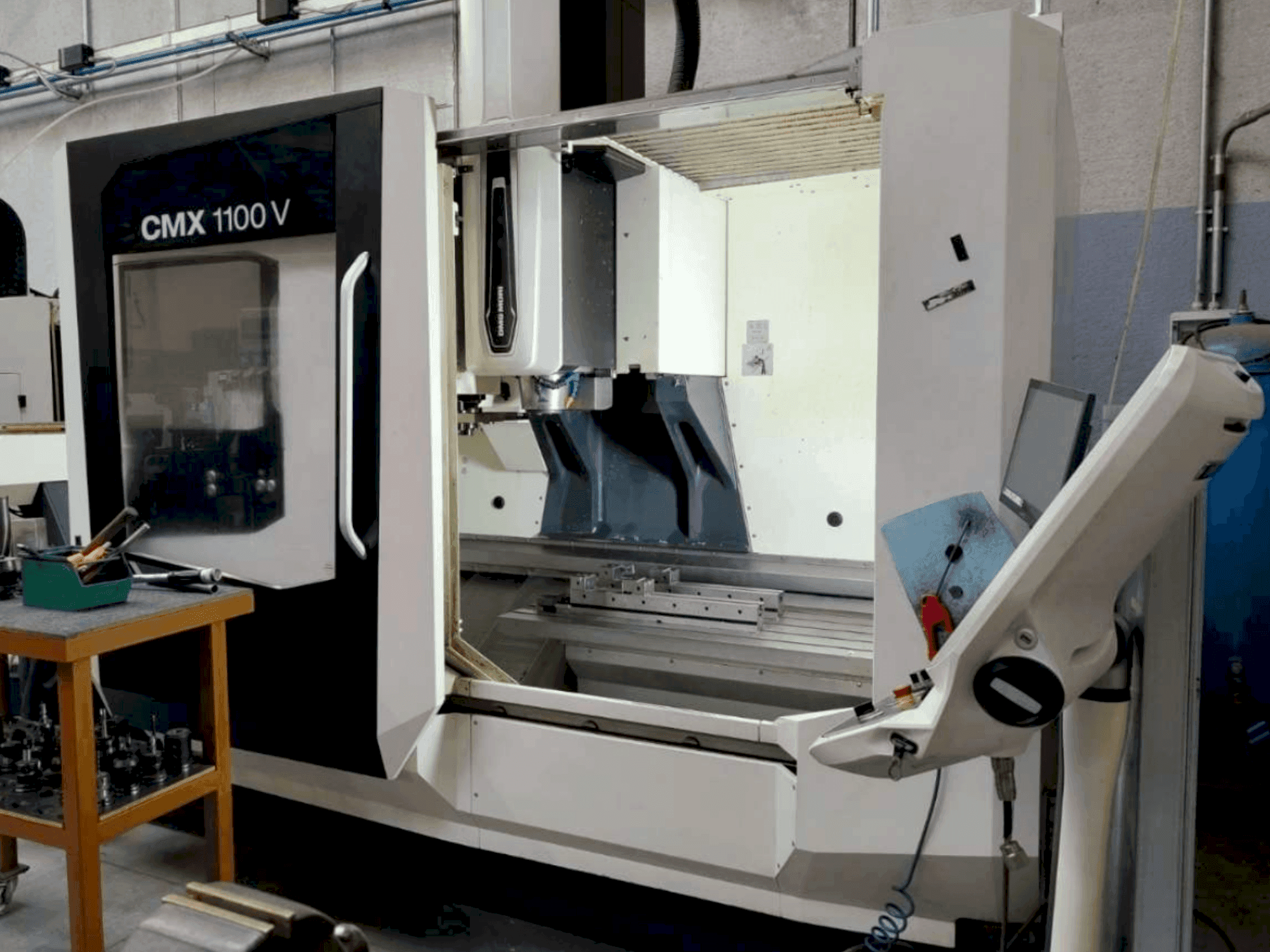 DMG MORI CMX 1100V-maskinen framifrån