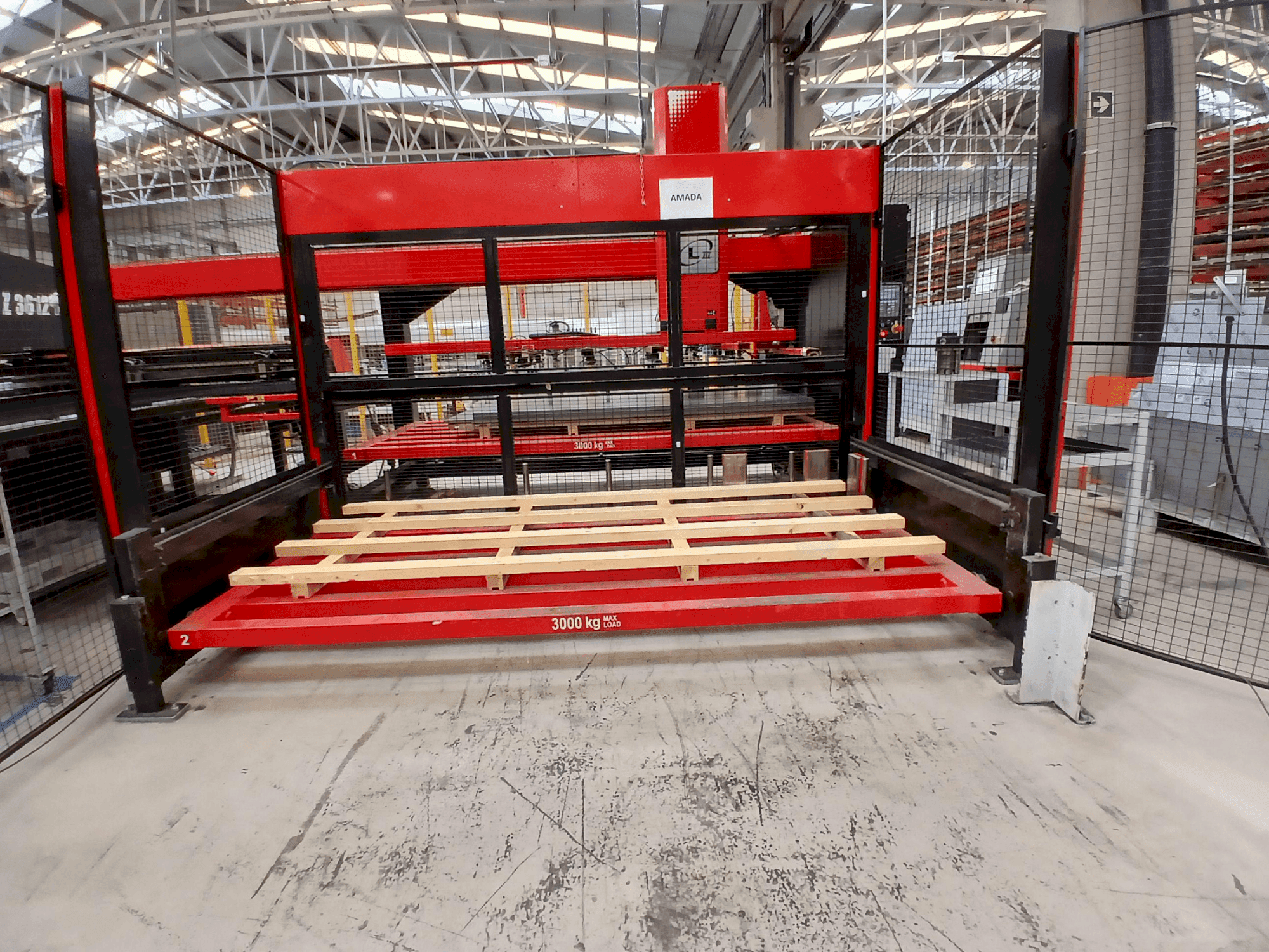 AMADA EMZ3612M2-maskinen framifrån