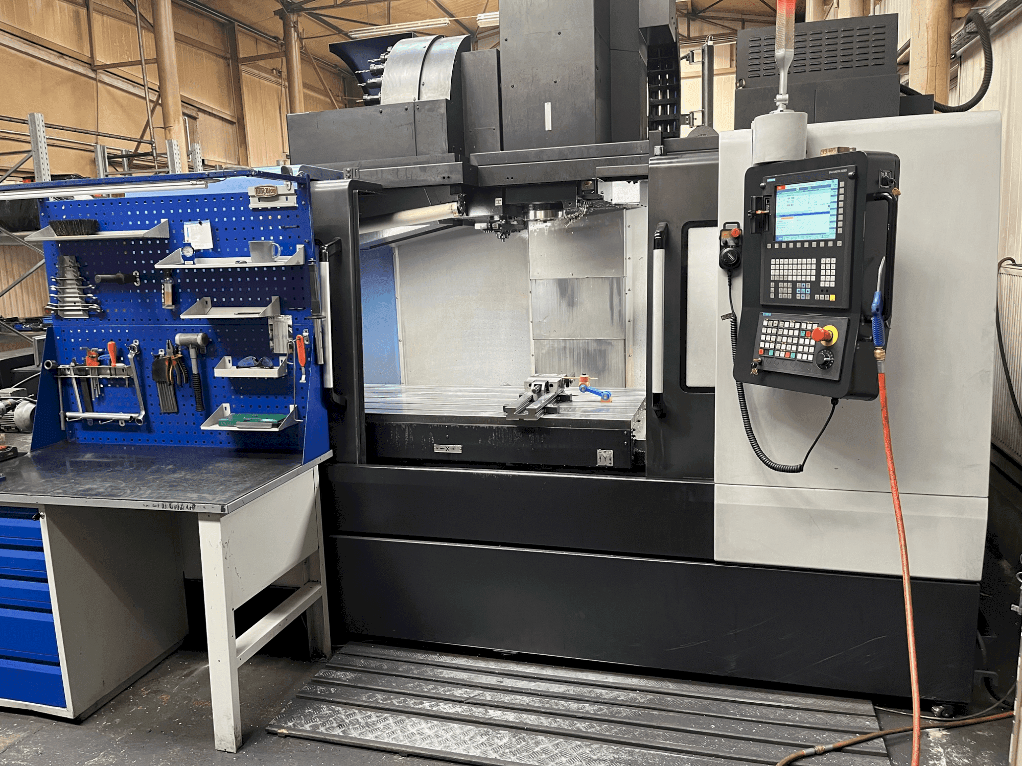 DOOSAN DNM 6700-maskinen framifrån