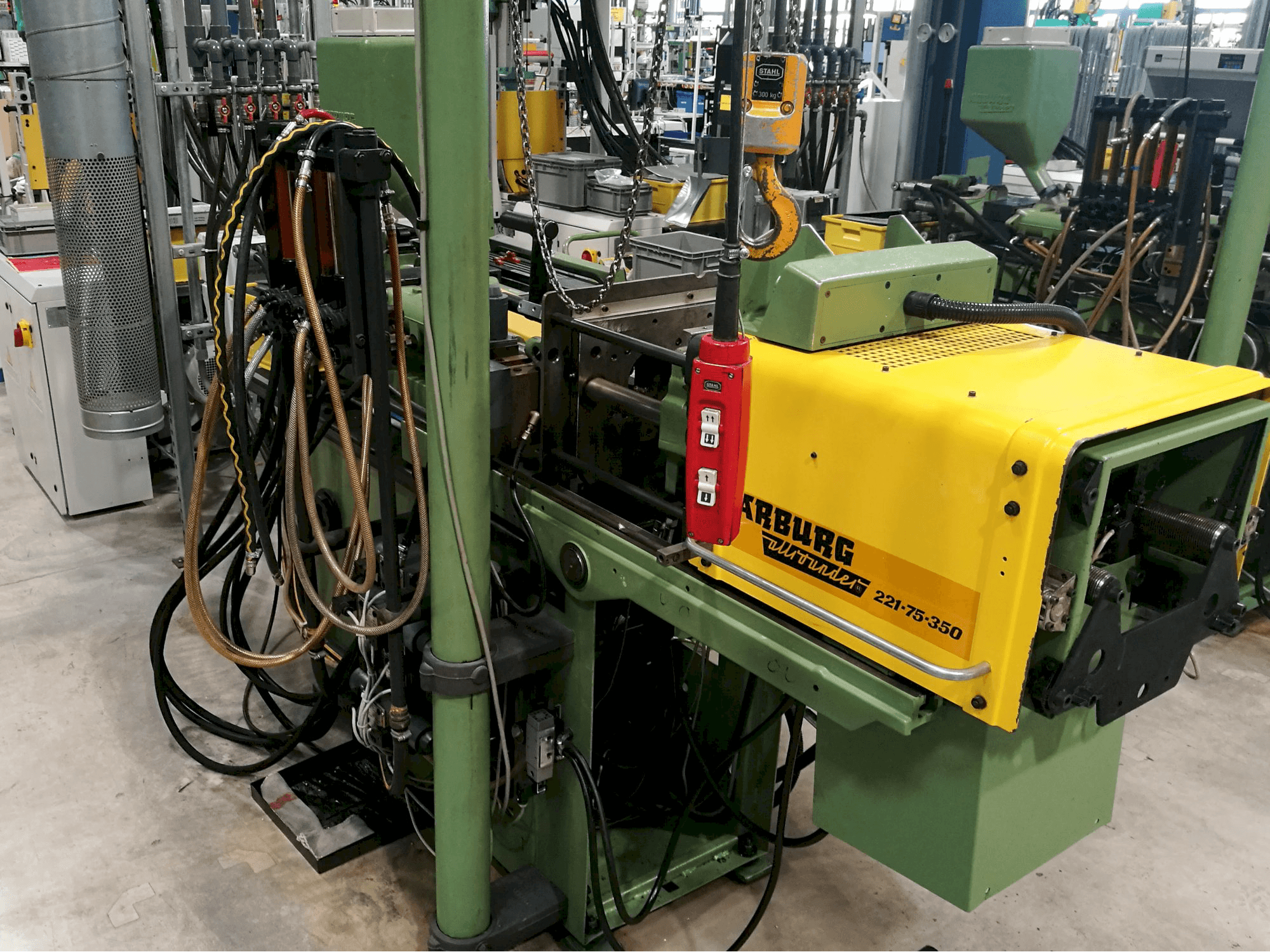 Arburg-maskinen sedd från högerAllrounder 221-75-350