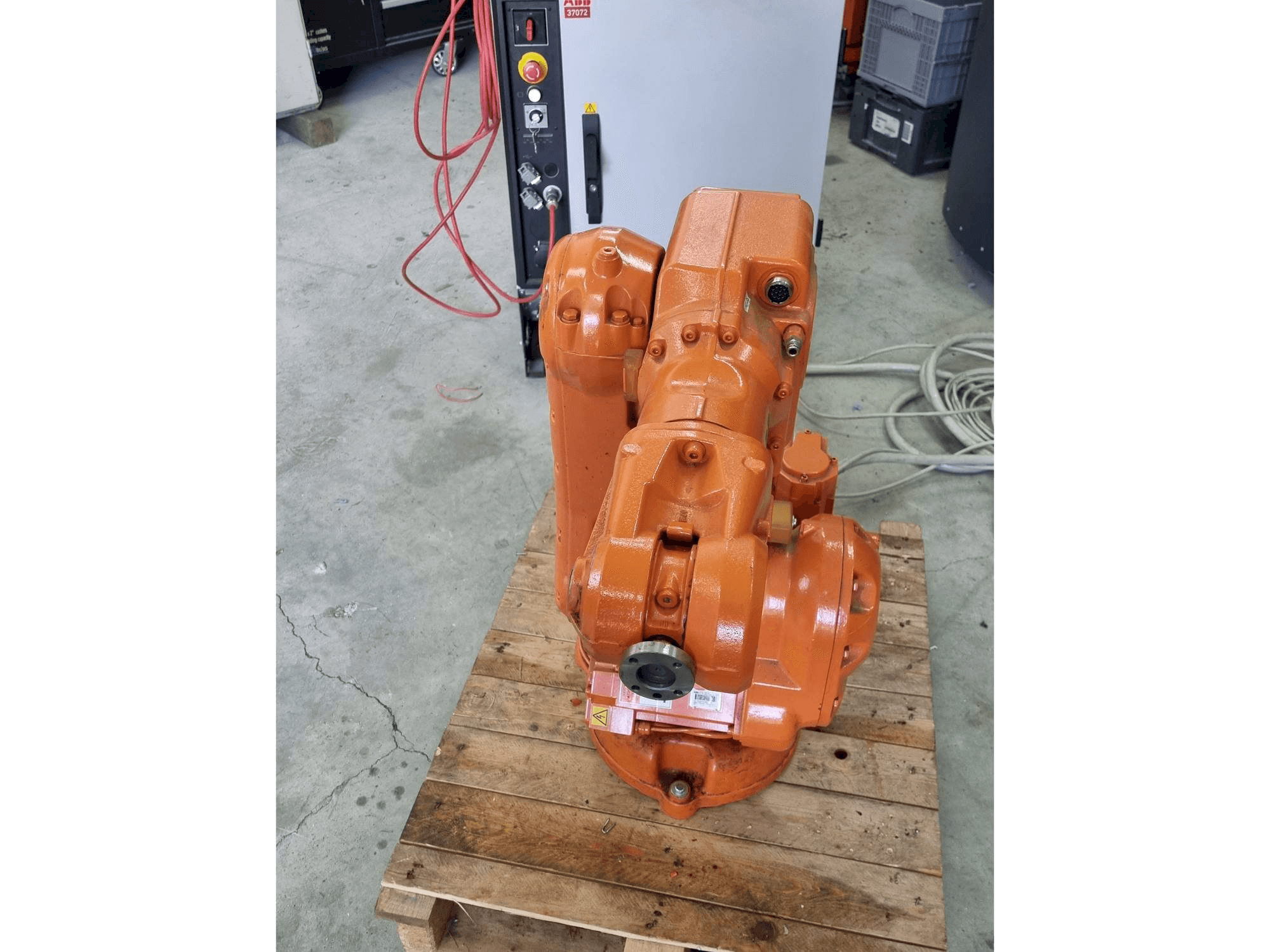 ABB IRB140 - IRC5-maskinen framifrån