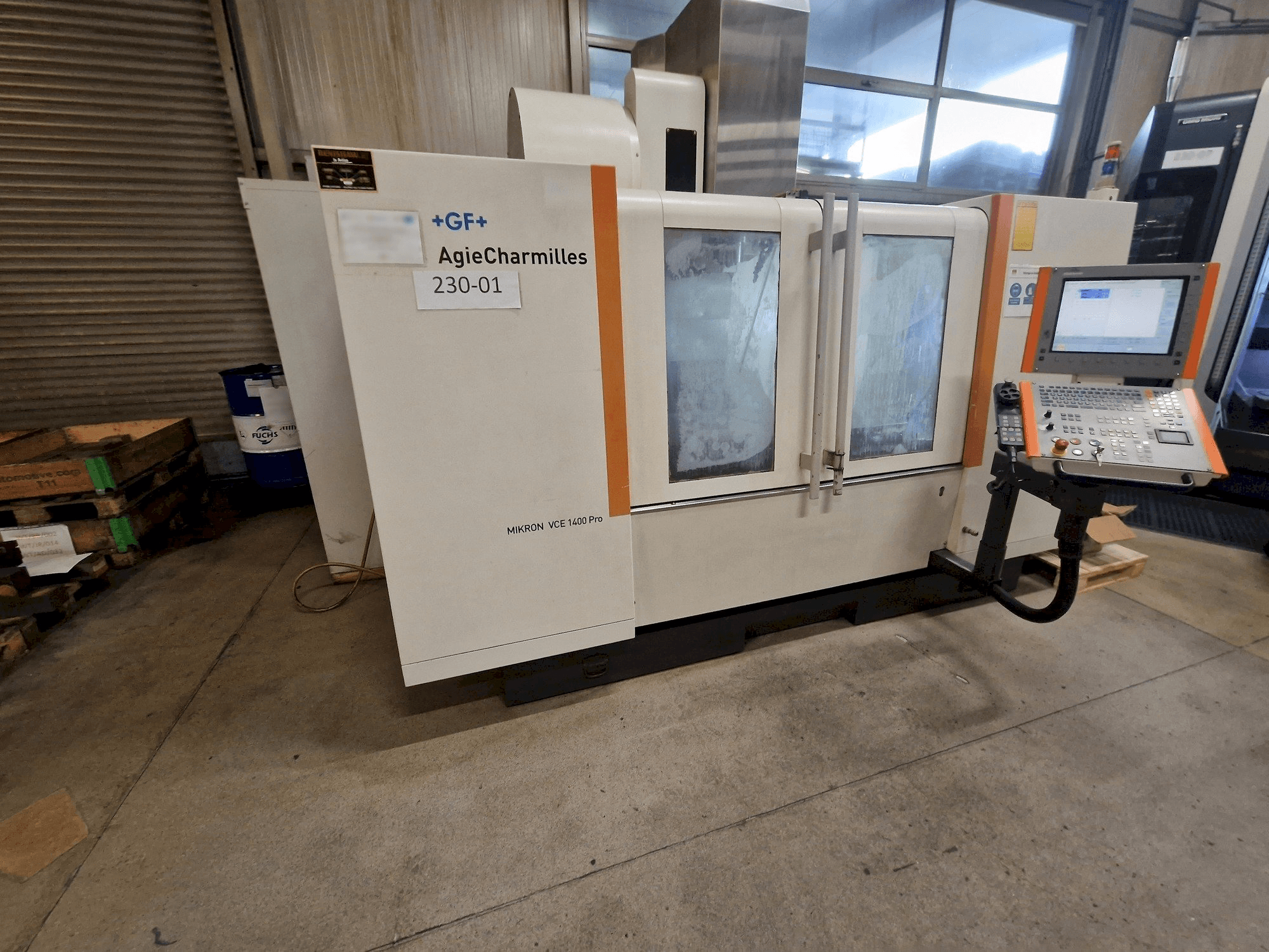 AgieCharmilles MIKRON VCE 1400 PRO-maskinen sedd från vänster sida