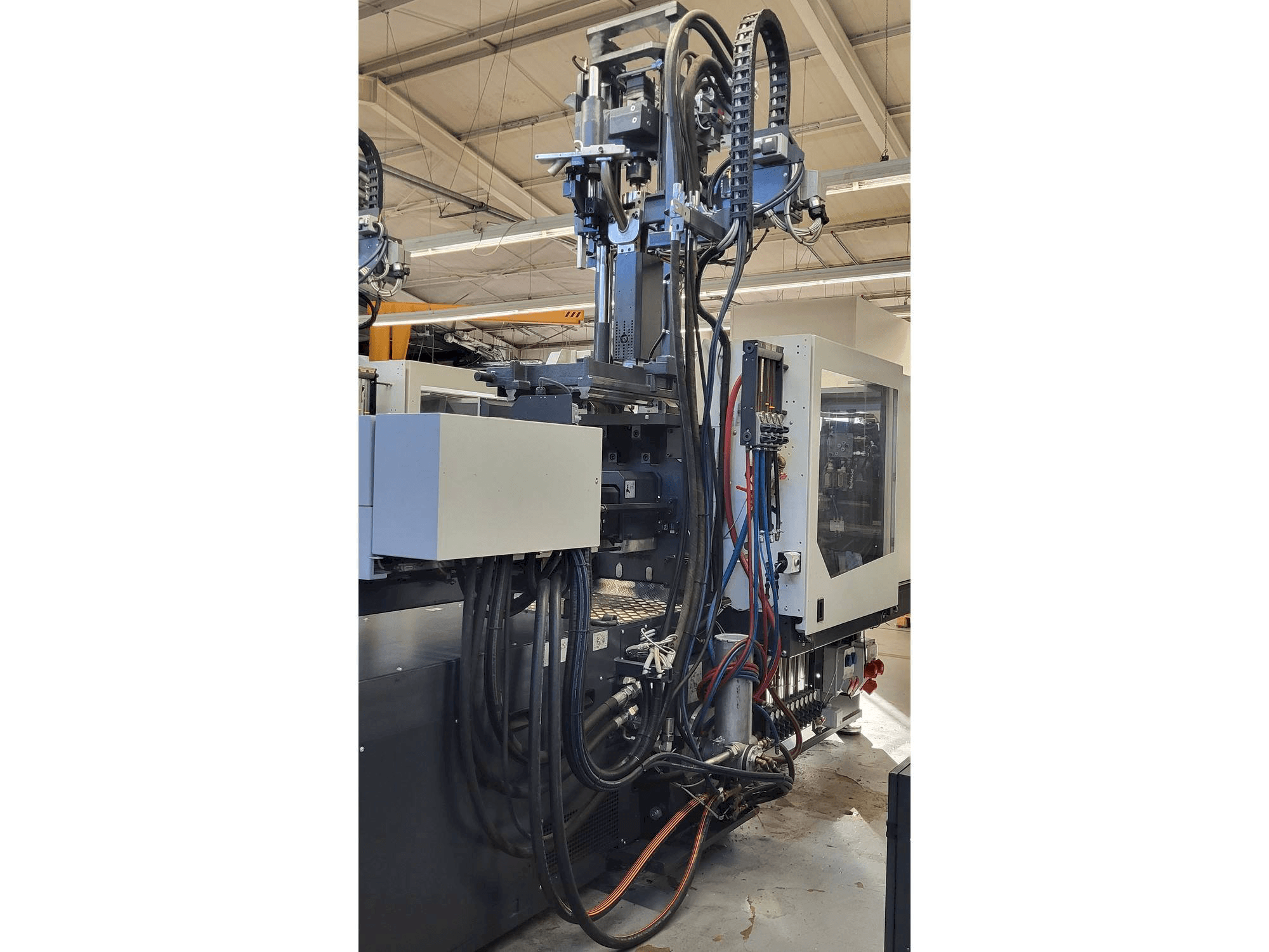Sumitomo SHI DEMAG Systec Multi 120/470-200h/80V-maskinen sedd från vänster sida