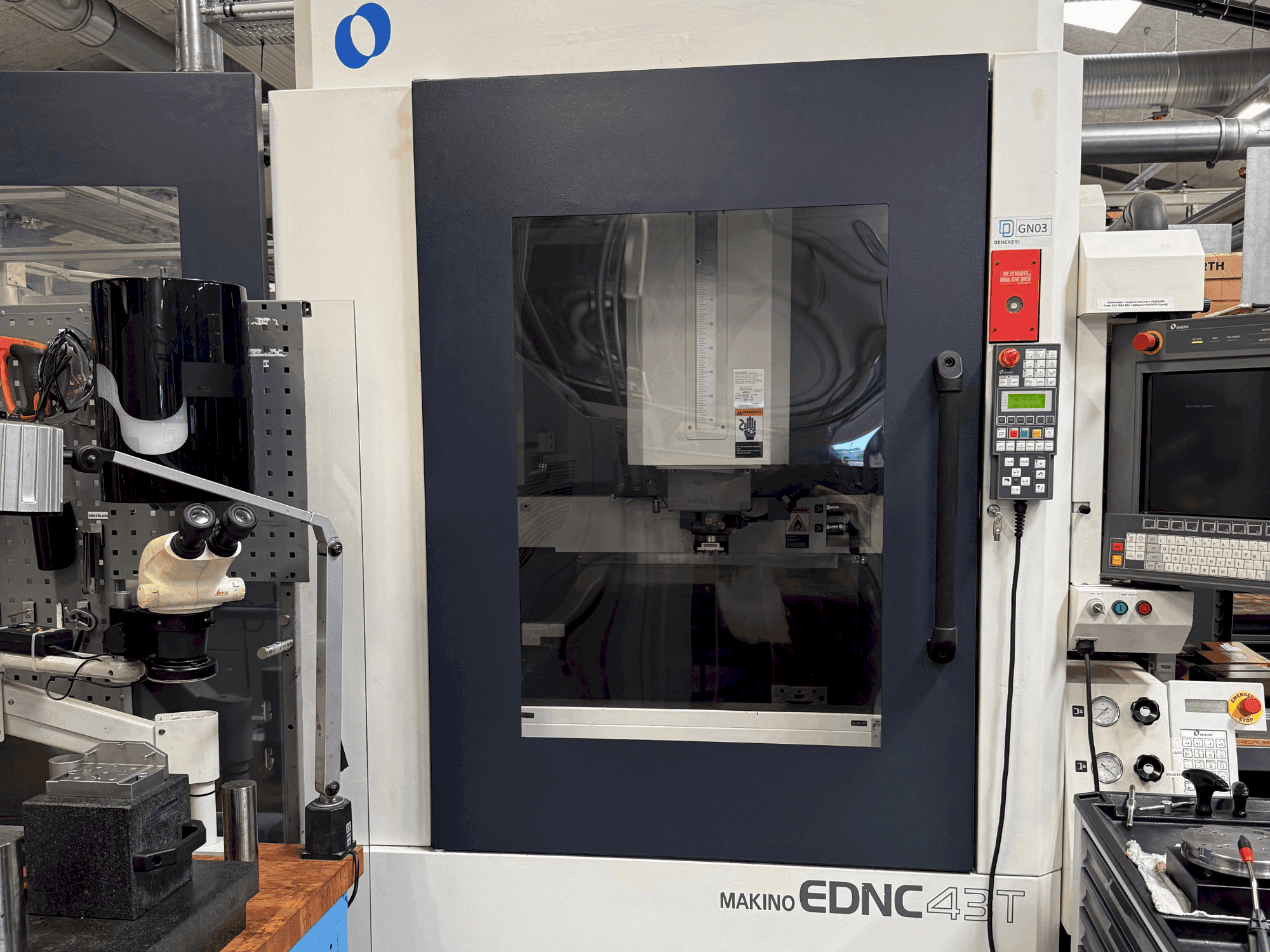Makino EDNC 43T incl. Erowa Robot 120 pcs-maskinen framifrån