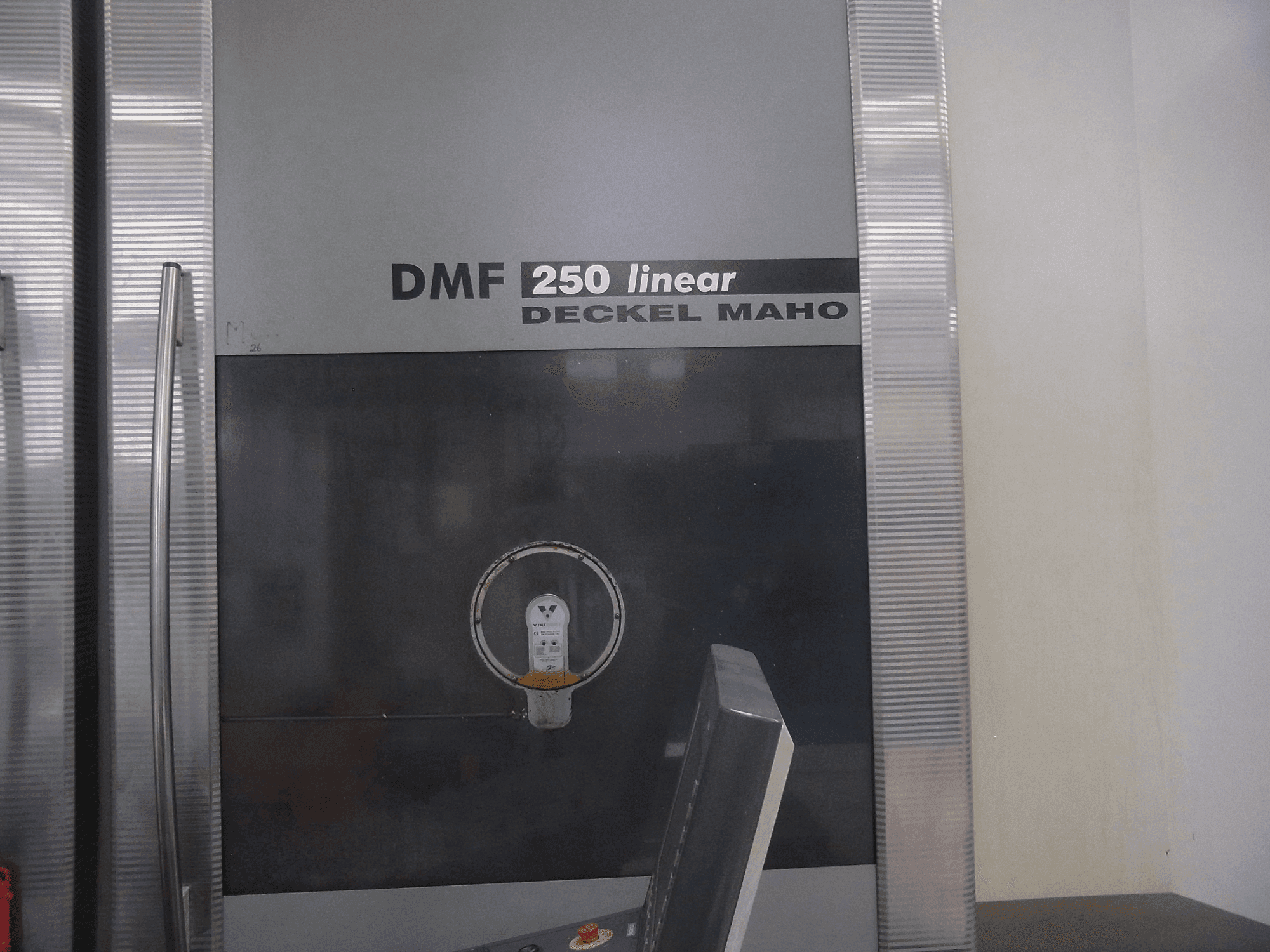 DECKEL MAHO DMF 250 linear-maskinen sedd från höger