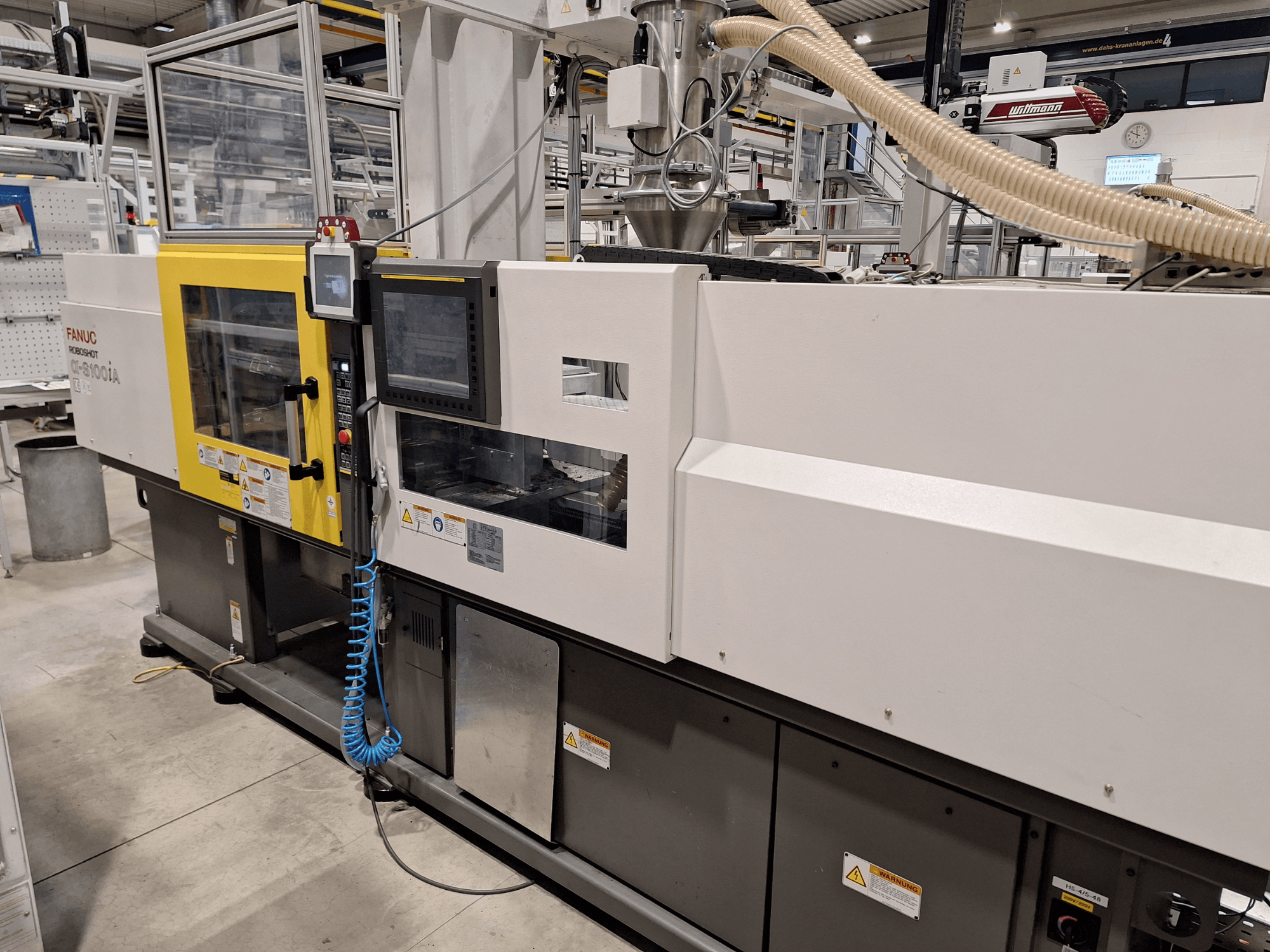 FANUC Roboshot α-S300iA formsprutningsmaskin, framifrån, med kontrollpanel och synliga industrikomponenter.