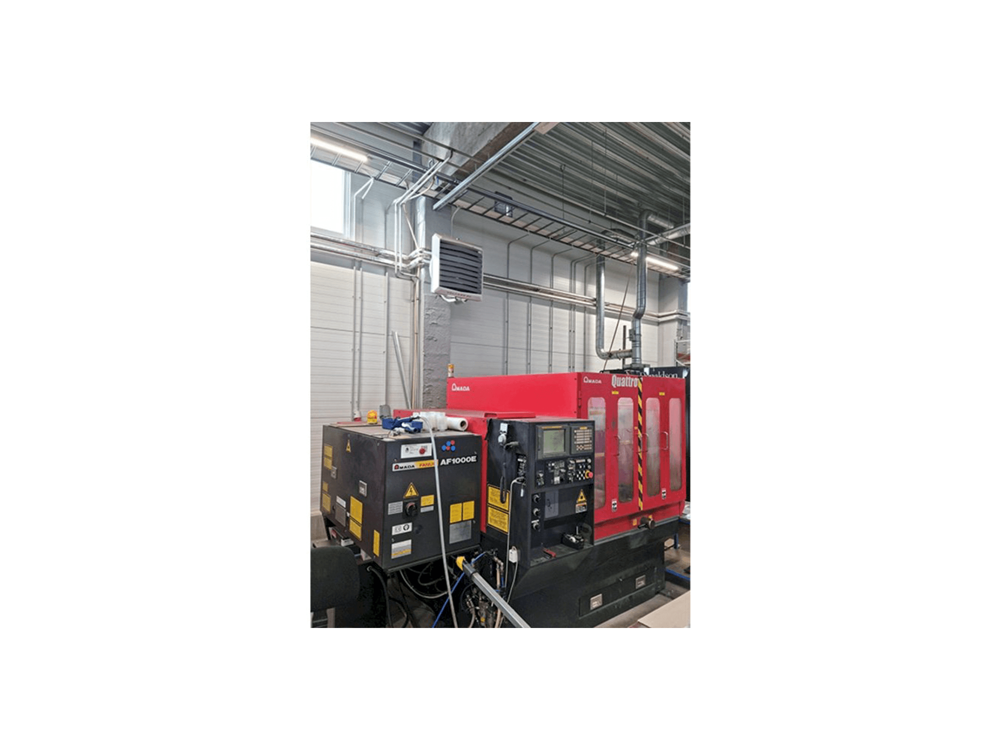 AMADA Quattro-maskinen sedd från vänster sida