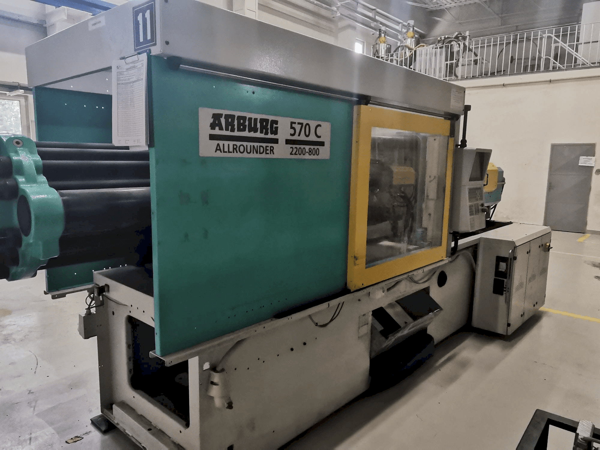 Arburg 570C 2200 - 800-maskinen framifrån