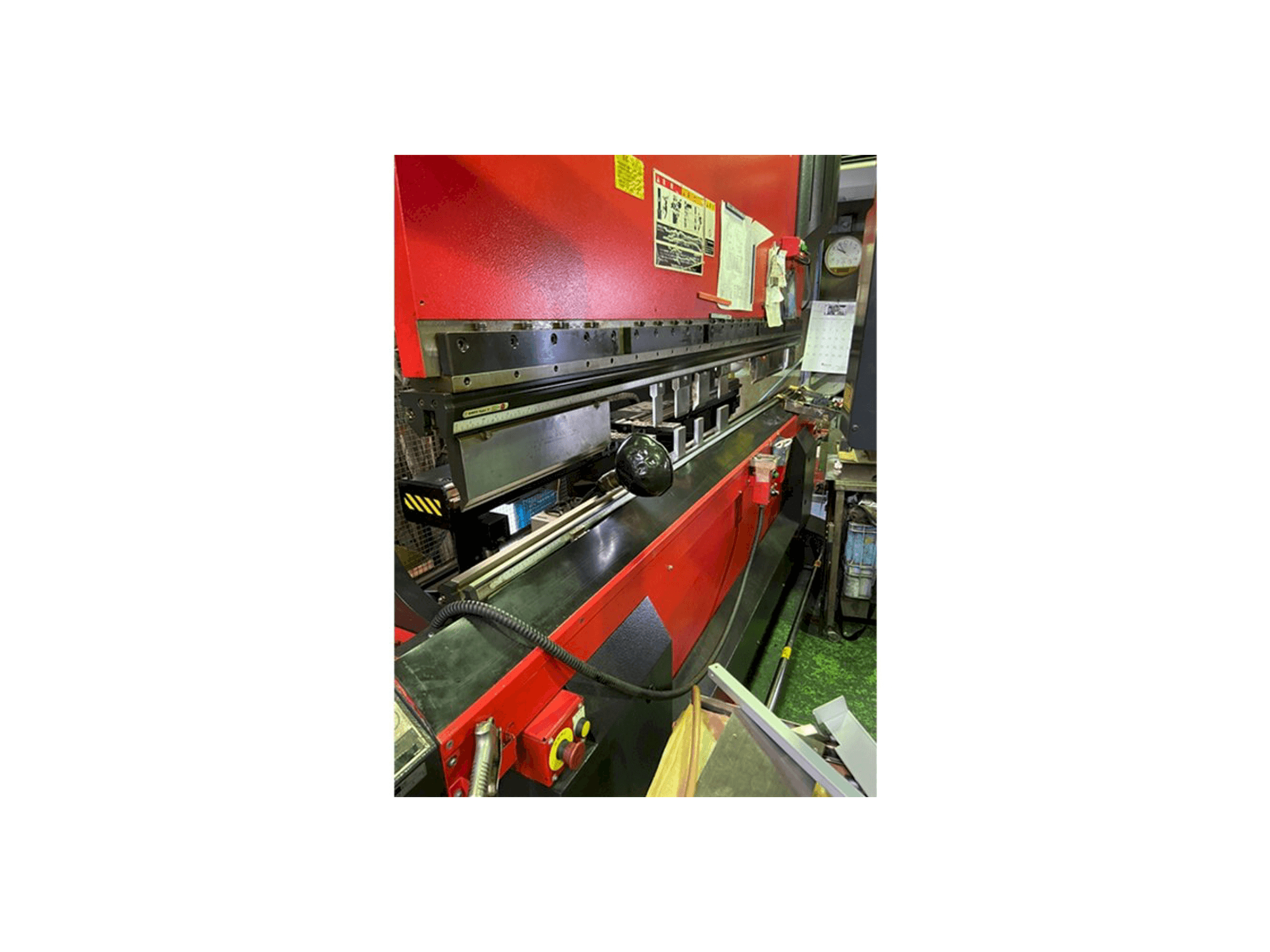 AMADA HDS 8025 NT-maskinen sedd från vänster sida