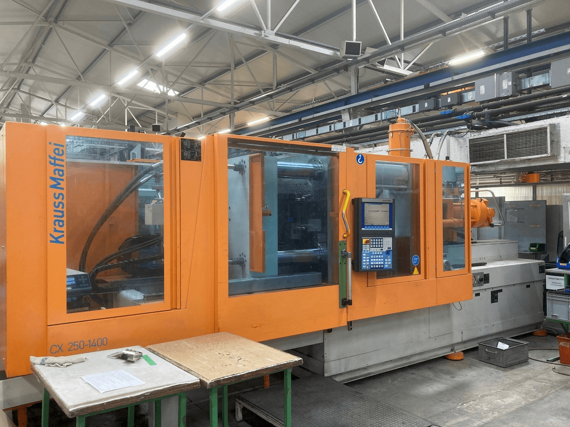 Krauss Maffei KM 250-400 CX-maskinen framifrån
