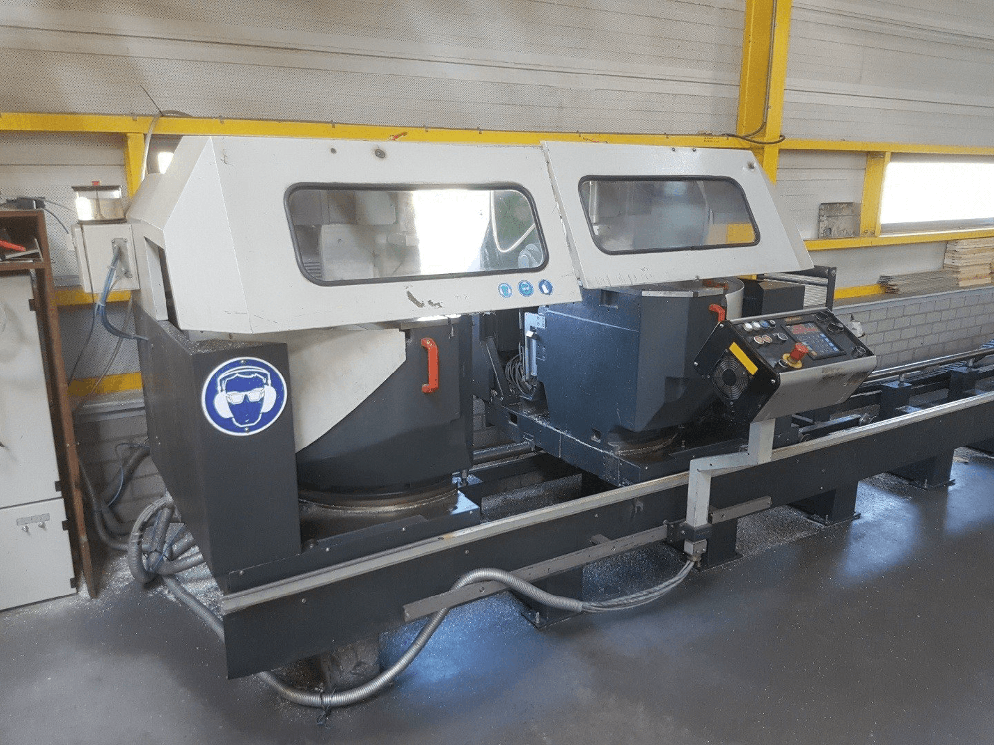 Elumatec DG 244-maskinen framifrån