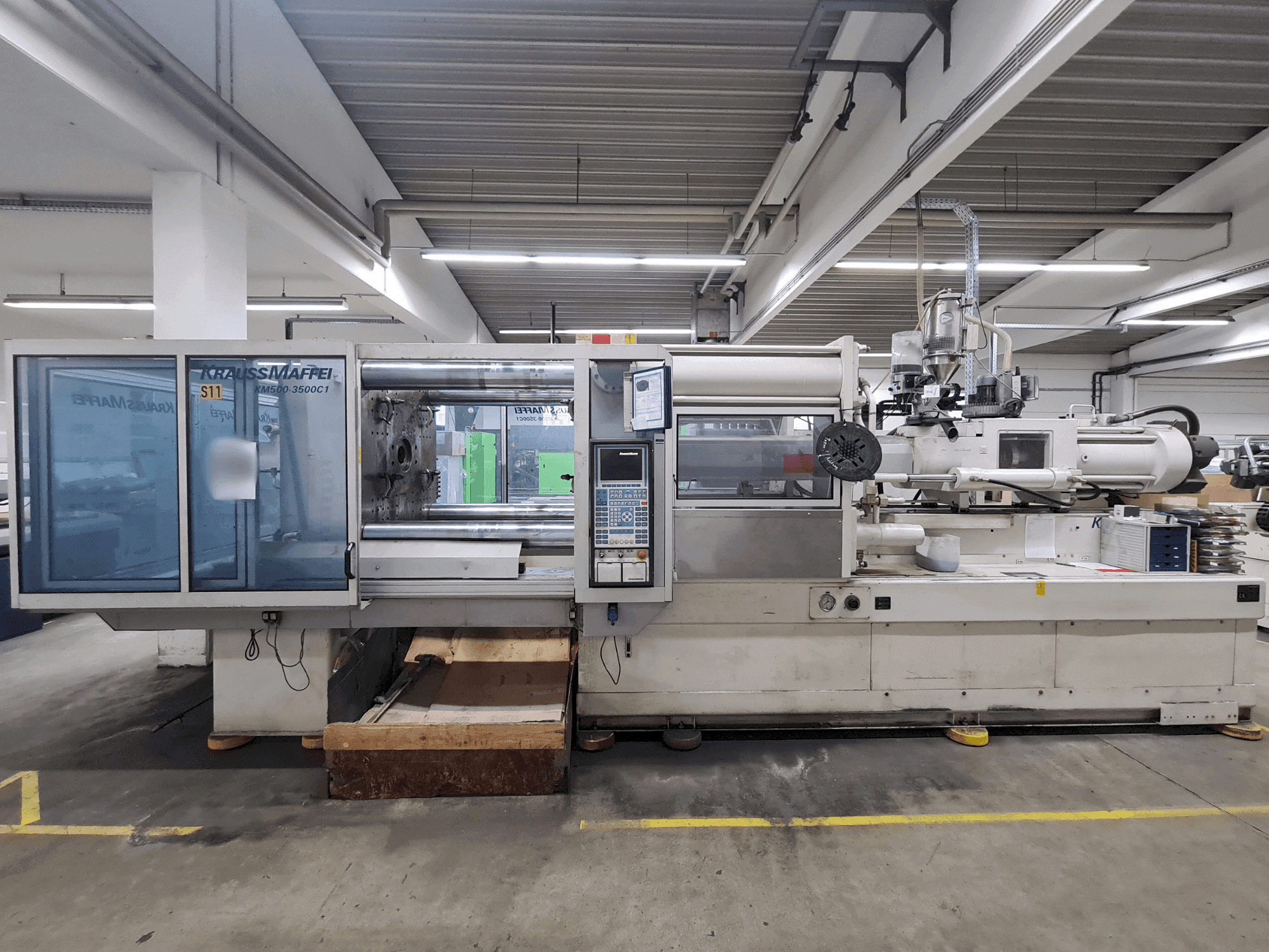 Krauss Maffei 500-3500 C1-maskinen framifrån