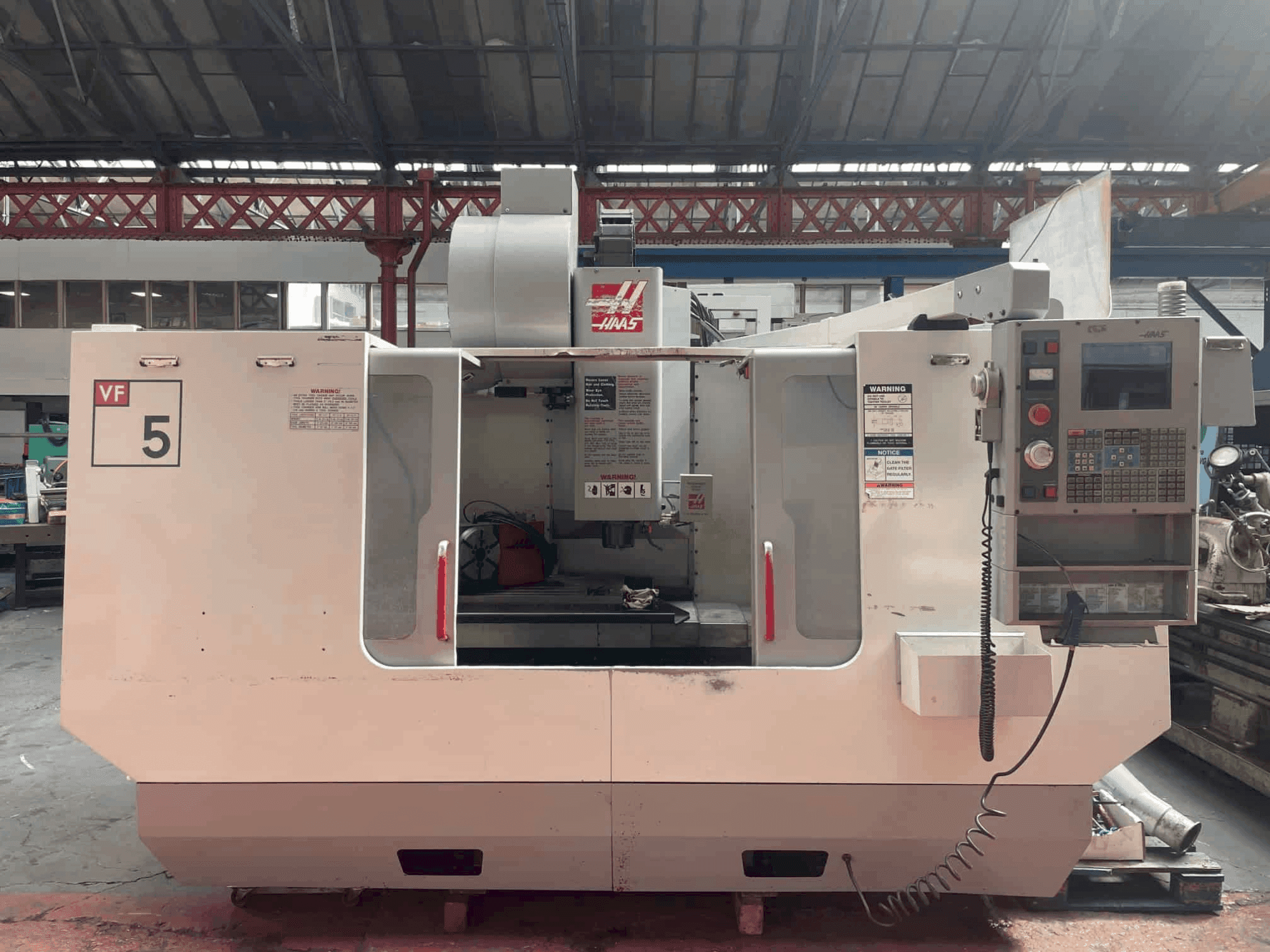 HAAS VF-5B/40 HE-maskinen framifrån