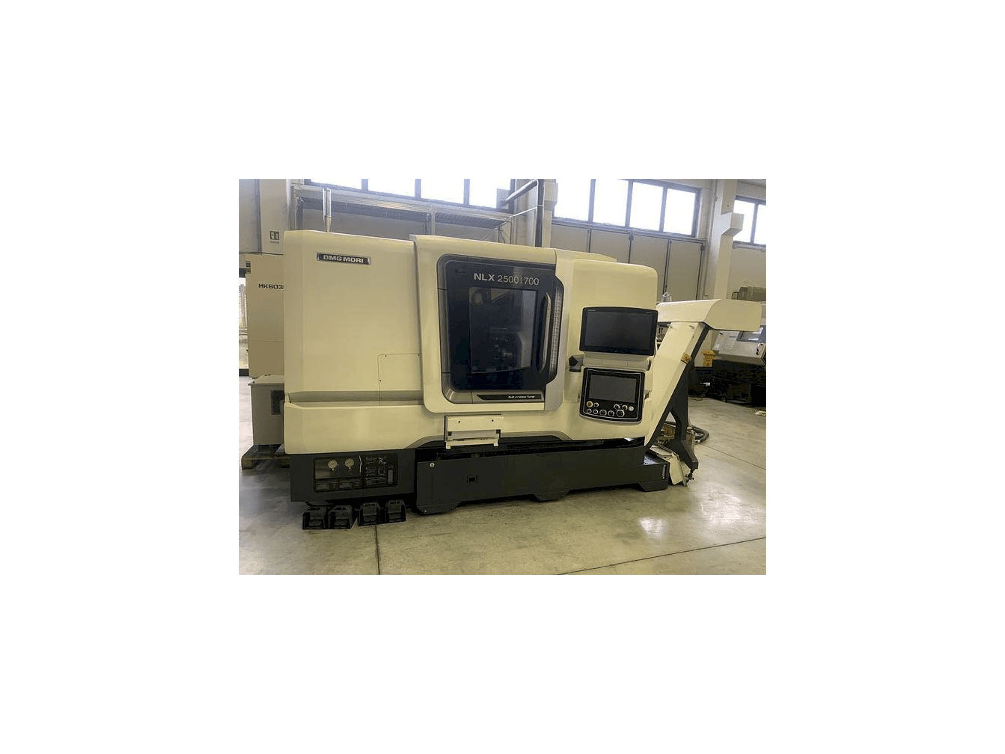 DMG MORI NLX 2500SY-maskinen framifrån