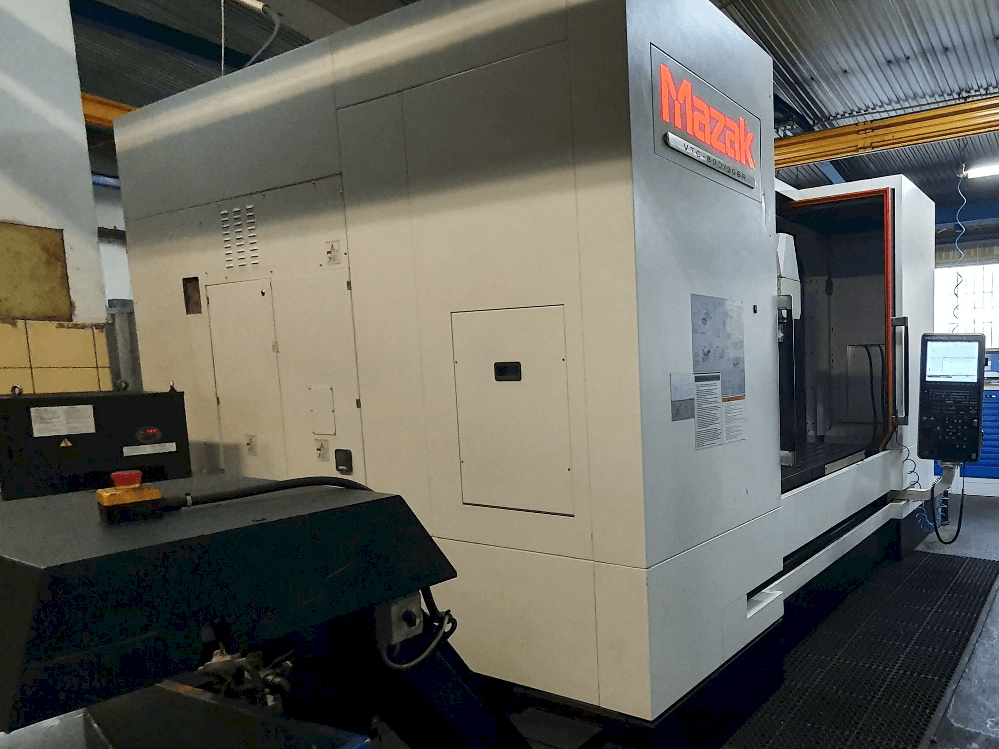 Mazak VTC-800/20SR-maskinen sedd från vänster