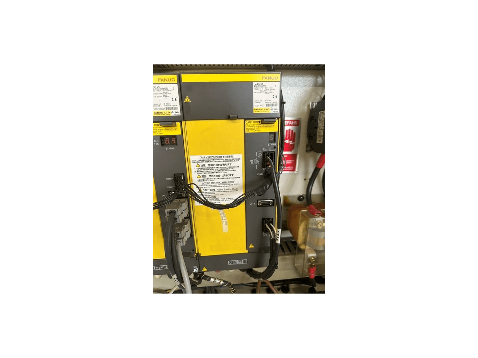 Kontrollpanelen på det universella bearbetningscentret MIKRON HSM 600 U, med FANUC-komponenter, statusdisplay och kabelanslutningar.