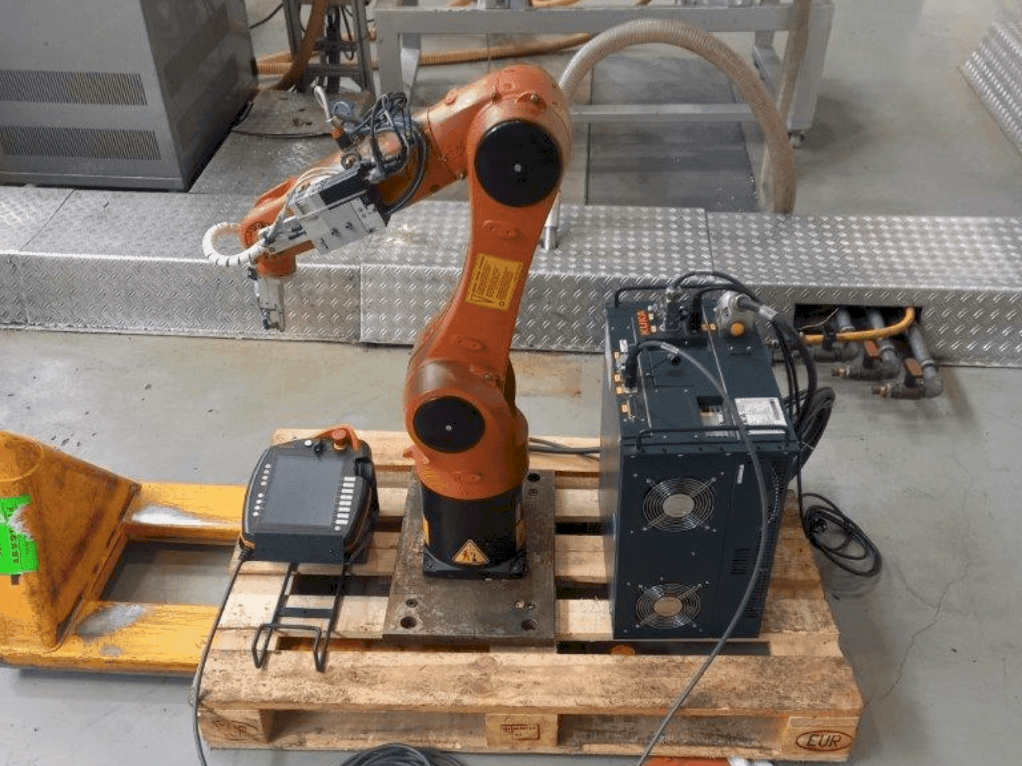 KUKA KR 6 R900 sixx-maskinen framifrån