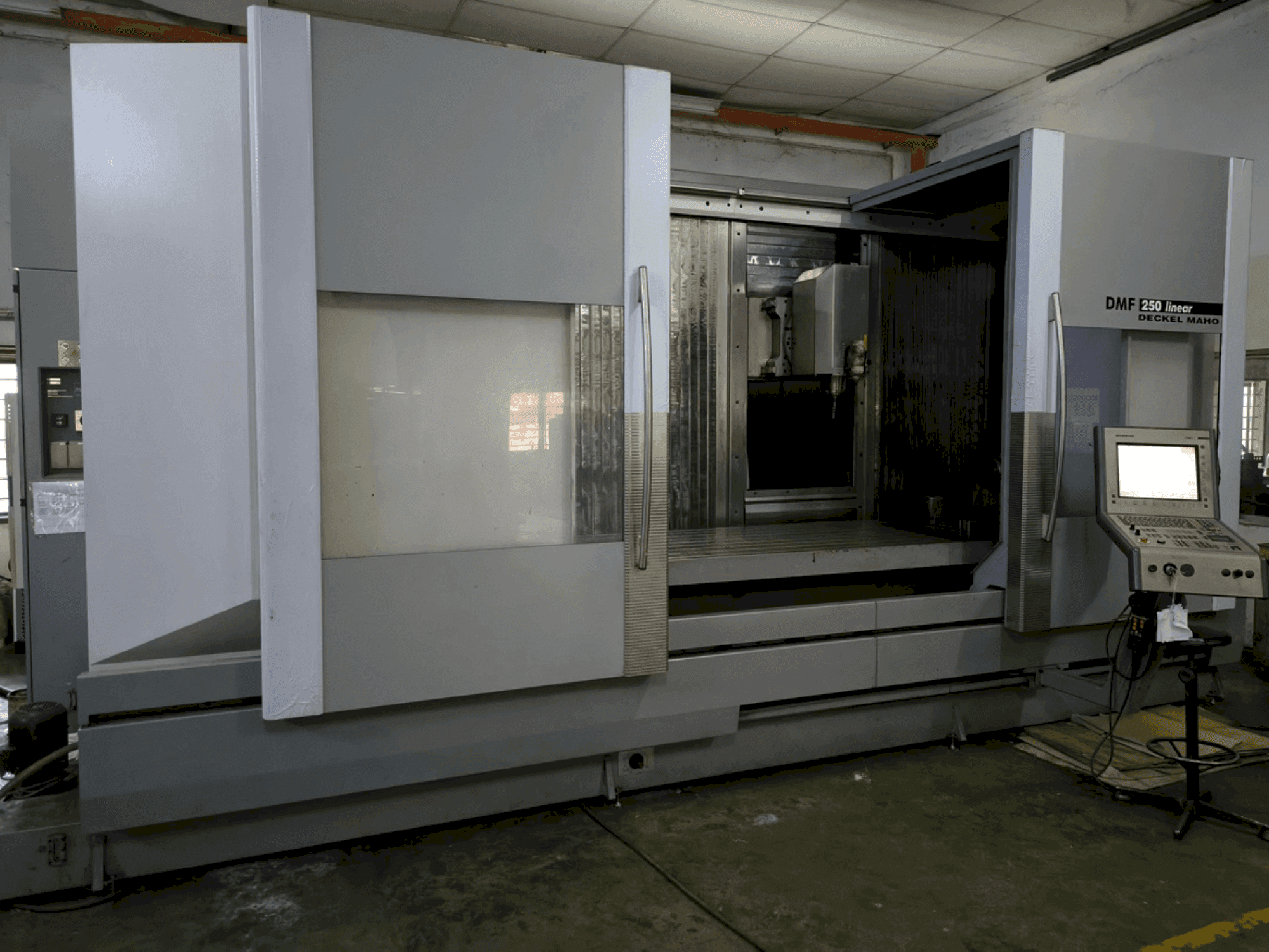 DECKEL MAHO DMF 250 linear-maskinen framifrån