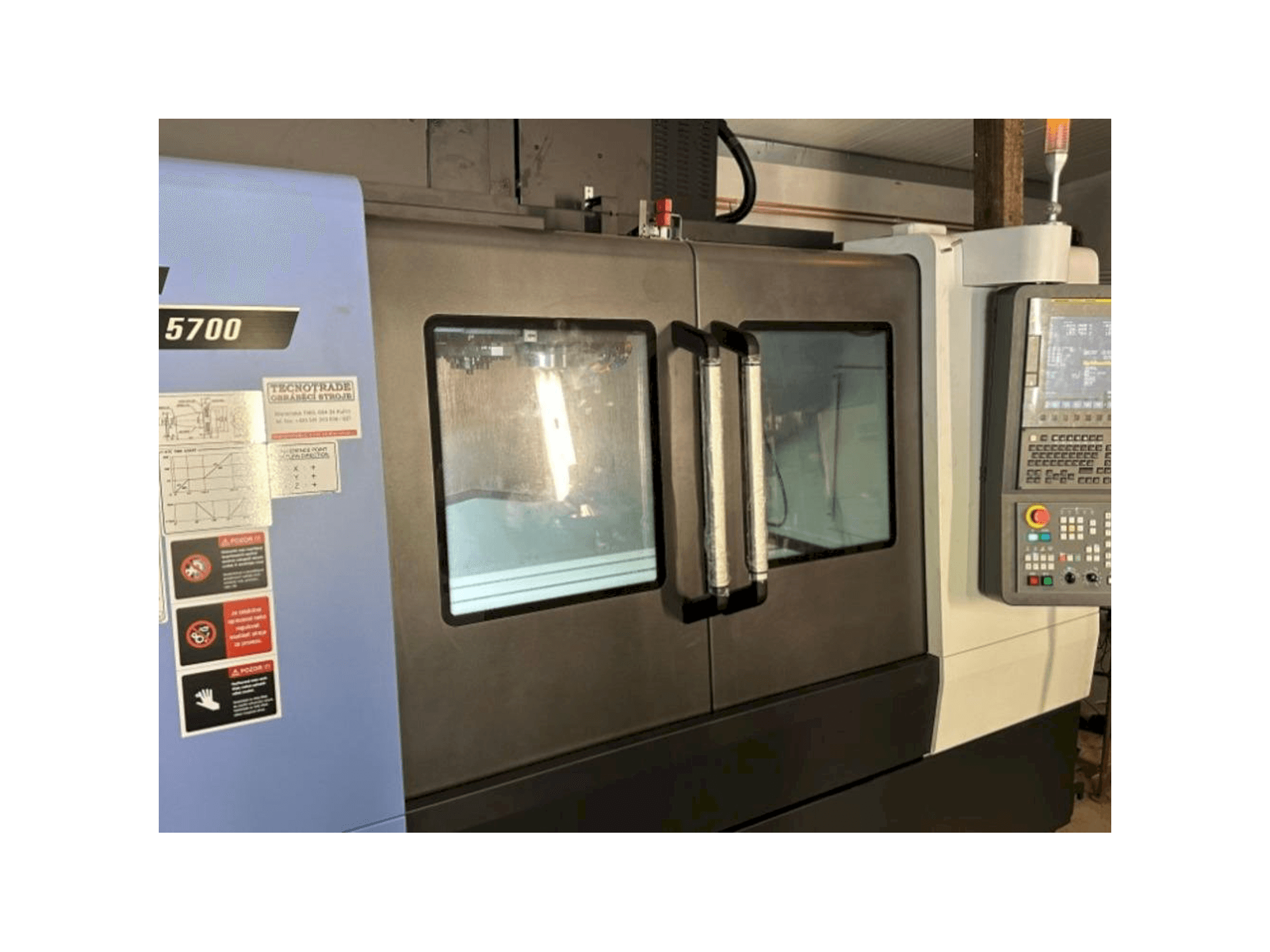 DOOSAN DNM 5700-maskinen framifrån