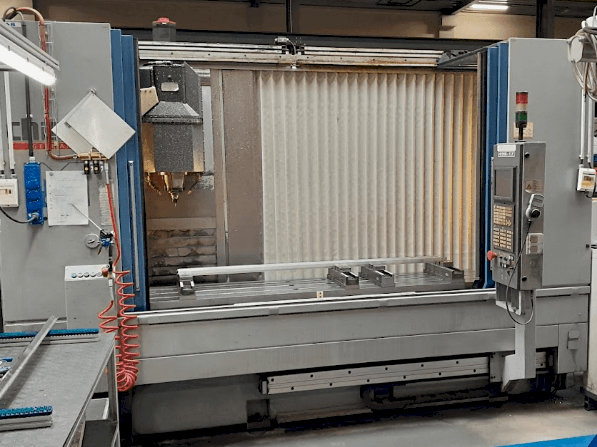 CHIRON MILL 2000-maskinen framifrån