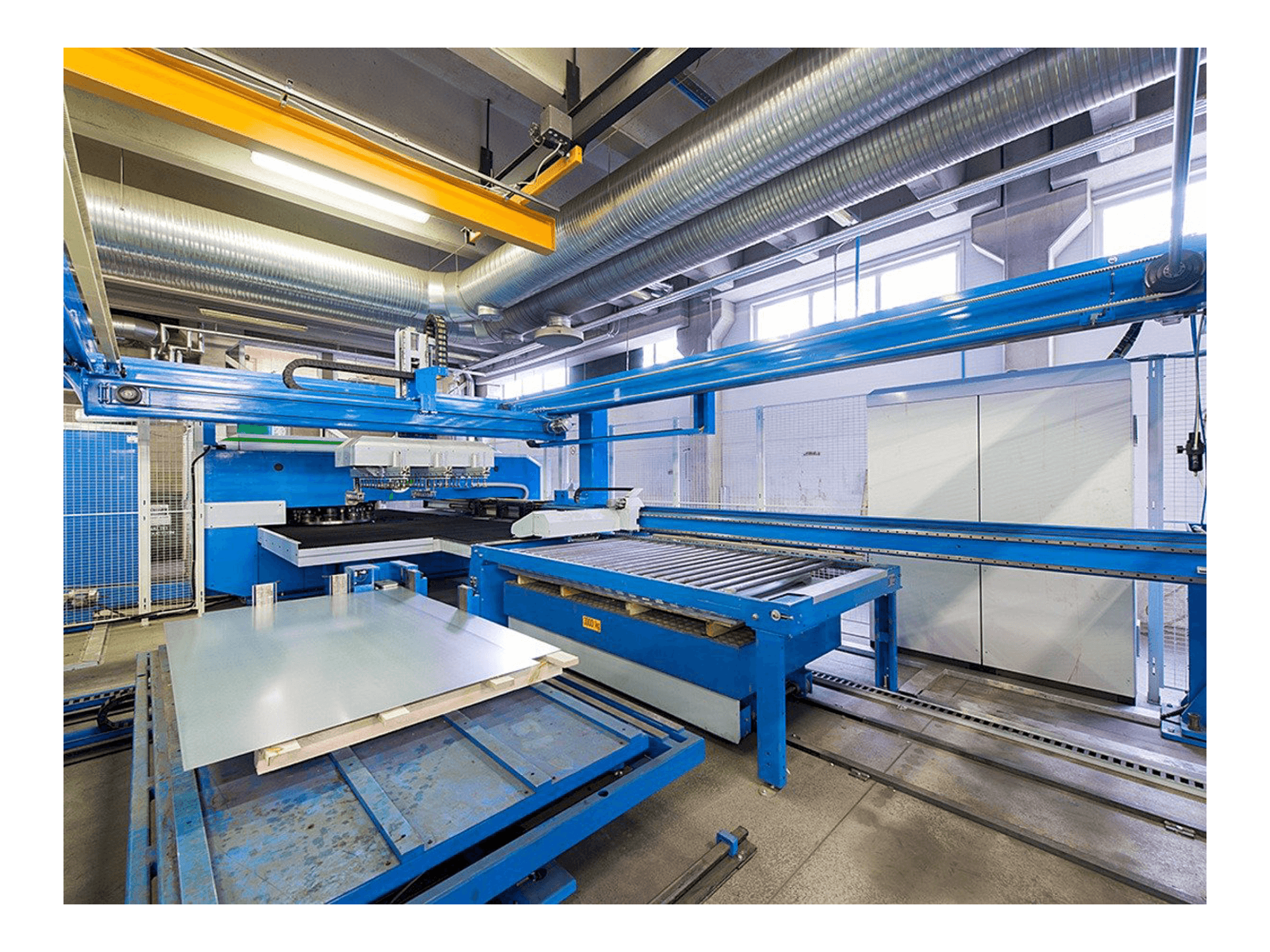 Finn-Power E 5 Lui-maskinen sedd från vänster sida