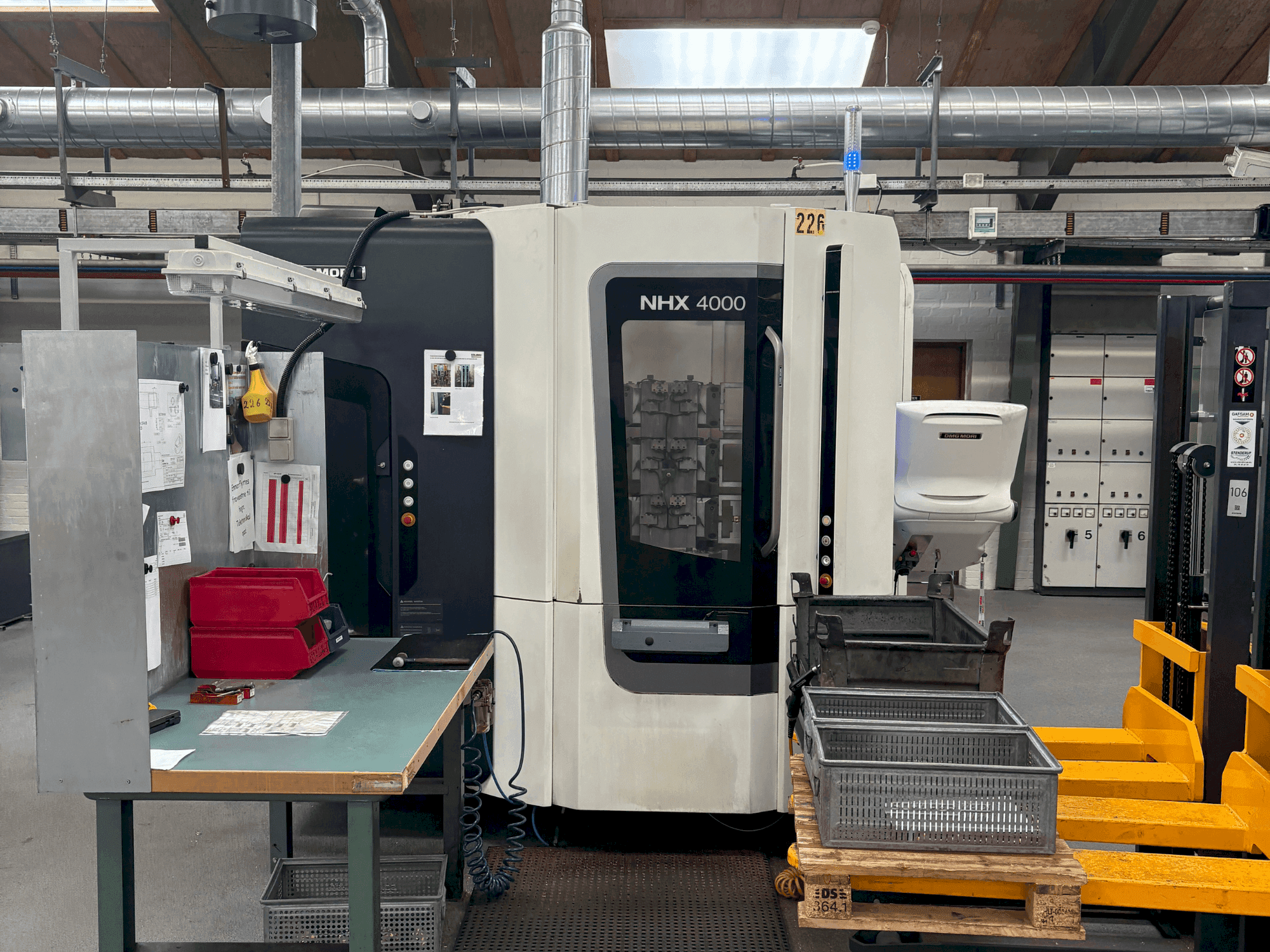 DMG MORI NHX 4000-maskinen sedd från höger