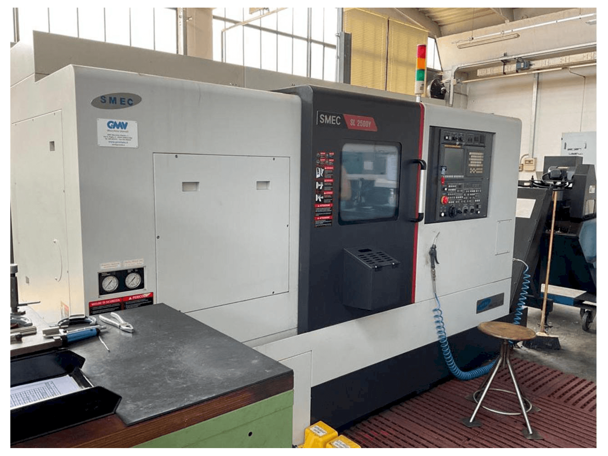 SMEC SL-2500Y-maskinen framifrån