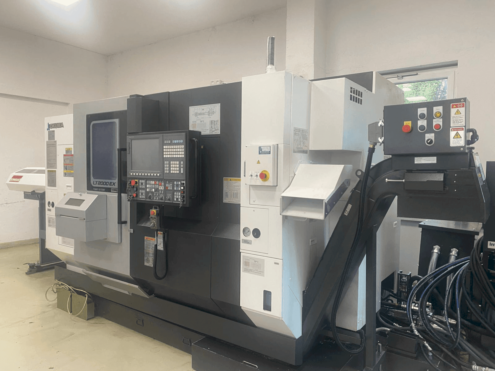 Okuma LT2000-2T1MY-maskinen framifrån