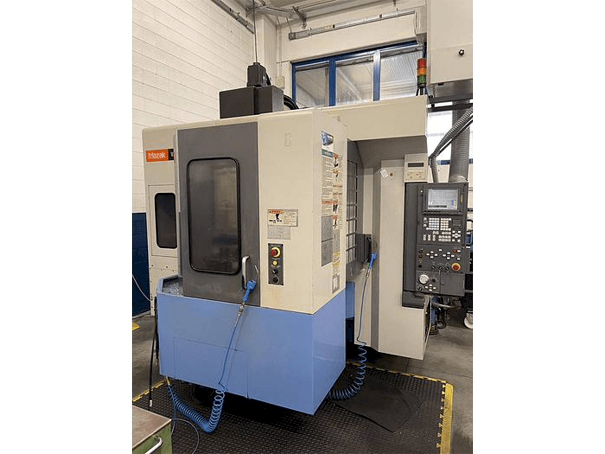 Mazak Variaxis 500-5X-maskinen framifrån