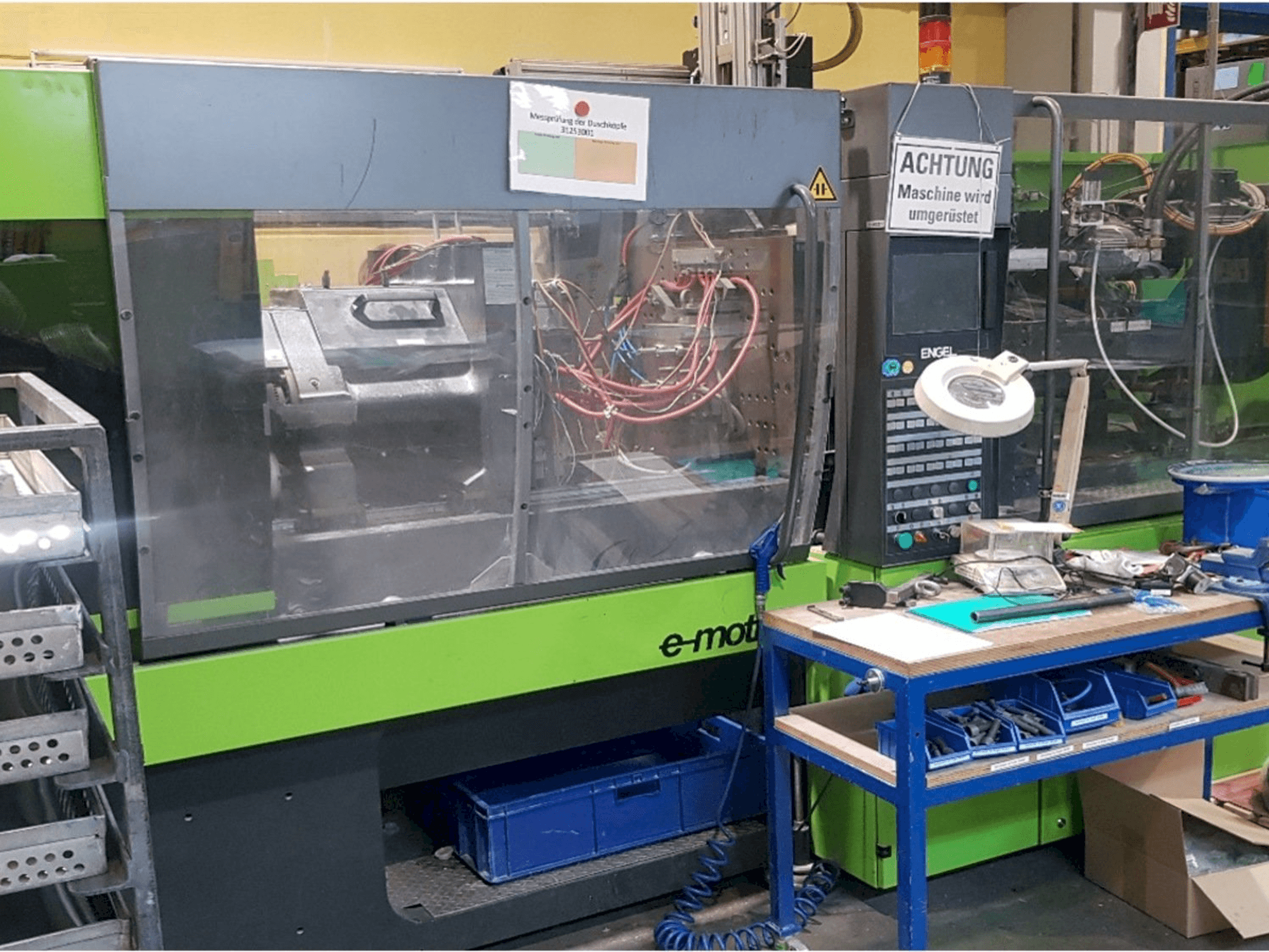 ENGEL e-motion 200/100-maskinen framifrån