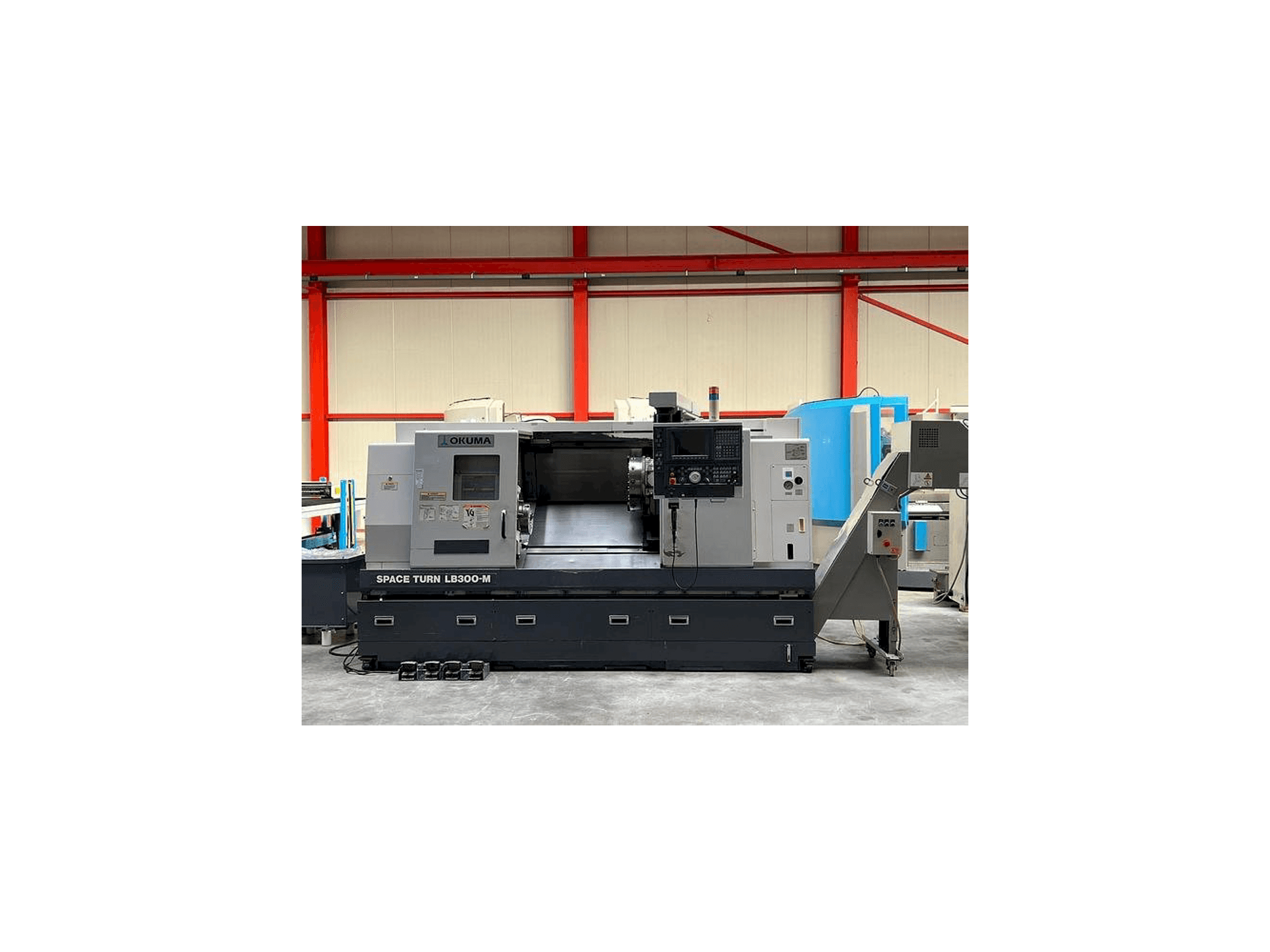 Okuma LB 300M-maskinen framifrån