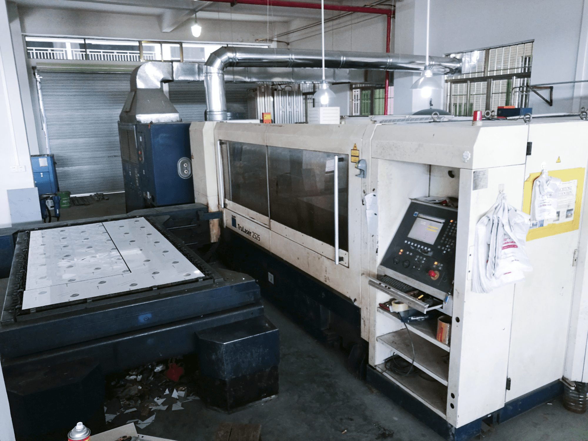 Trumpf-maskinen sedd från högerTruLaser 2525