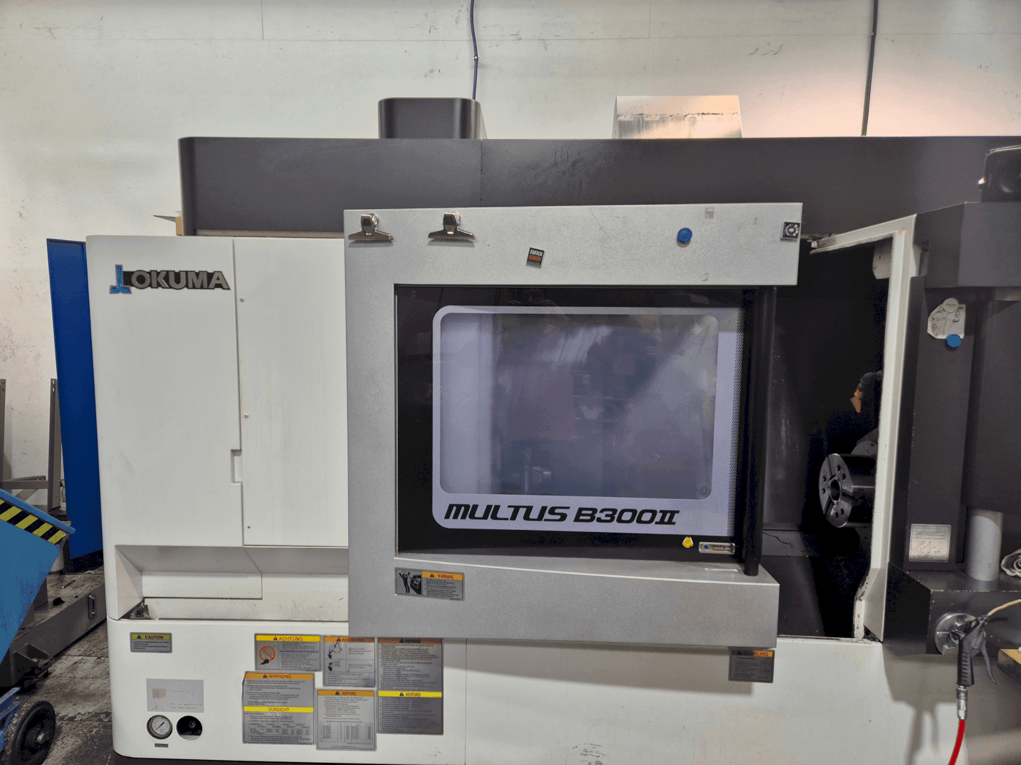 Okuma Multus B300 II-maskinen framifrån